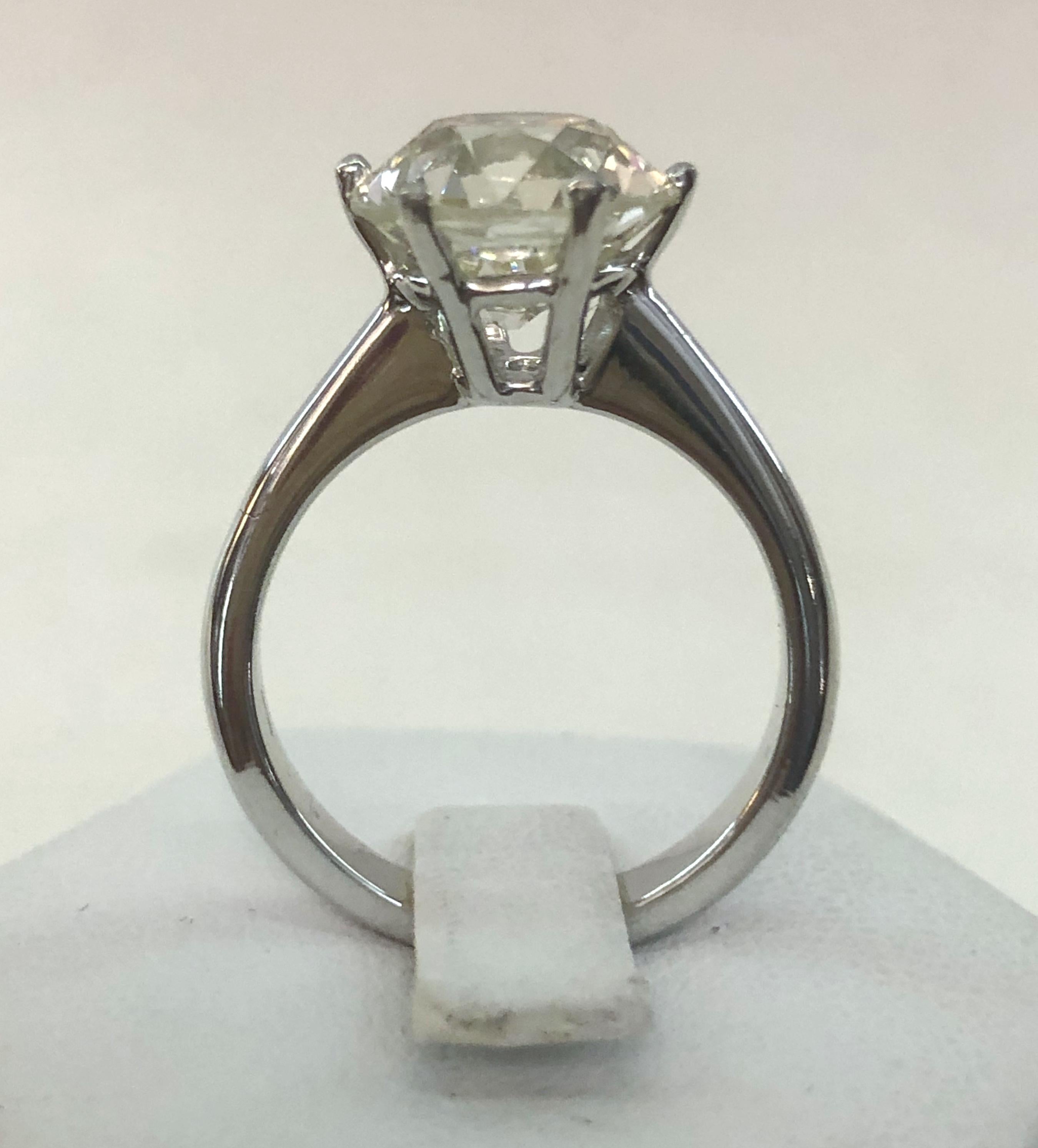 Brilliant Cut 18 Karat White Gold Diamond Solitaire Ring For Sale