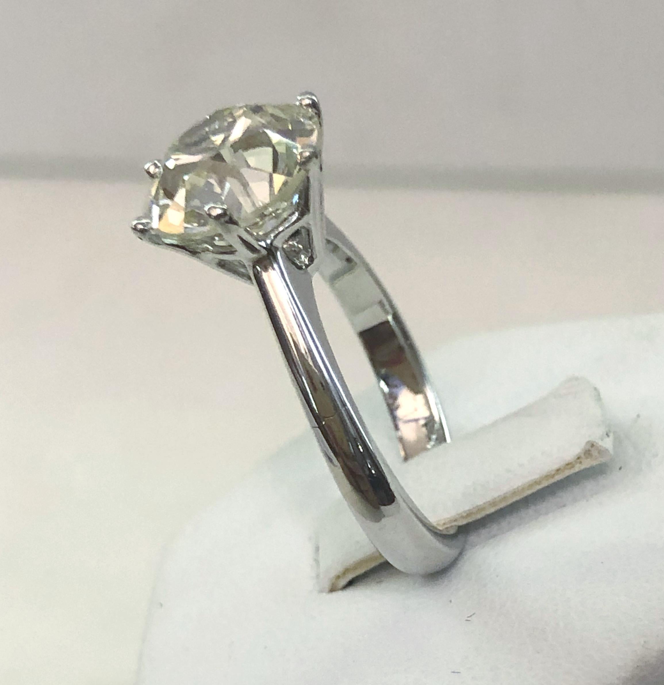 18 Karat White Gold Diamond Solitaire Ring In Good Condition For Sale In Los Angeles, CA