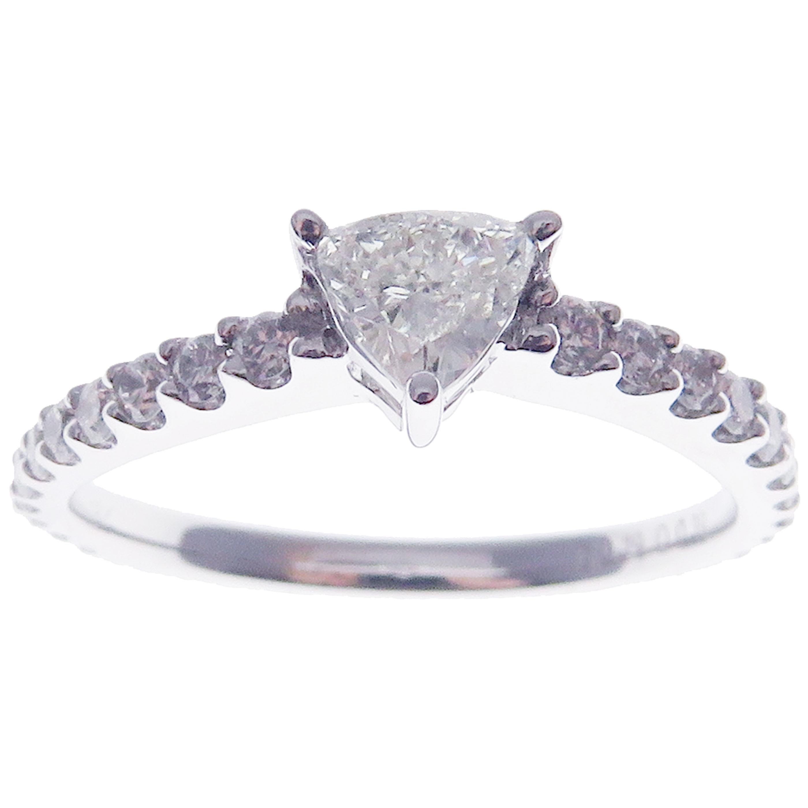 18 Karat White Gold Diamond Solitaire Ring In New Condition For Sale In Los Angeles, CA