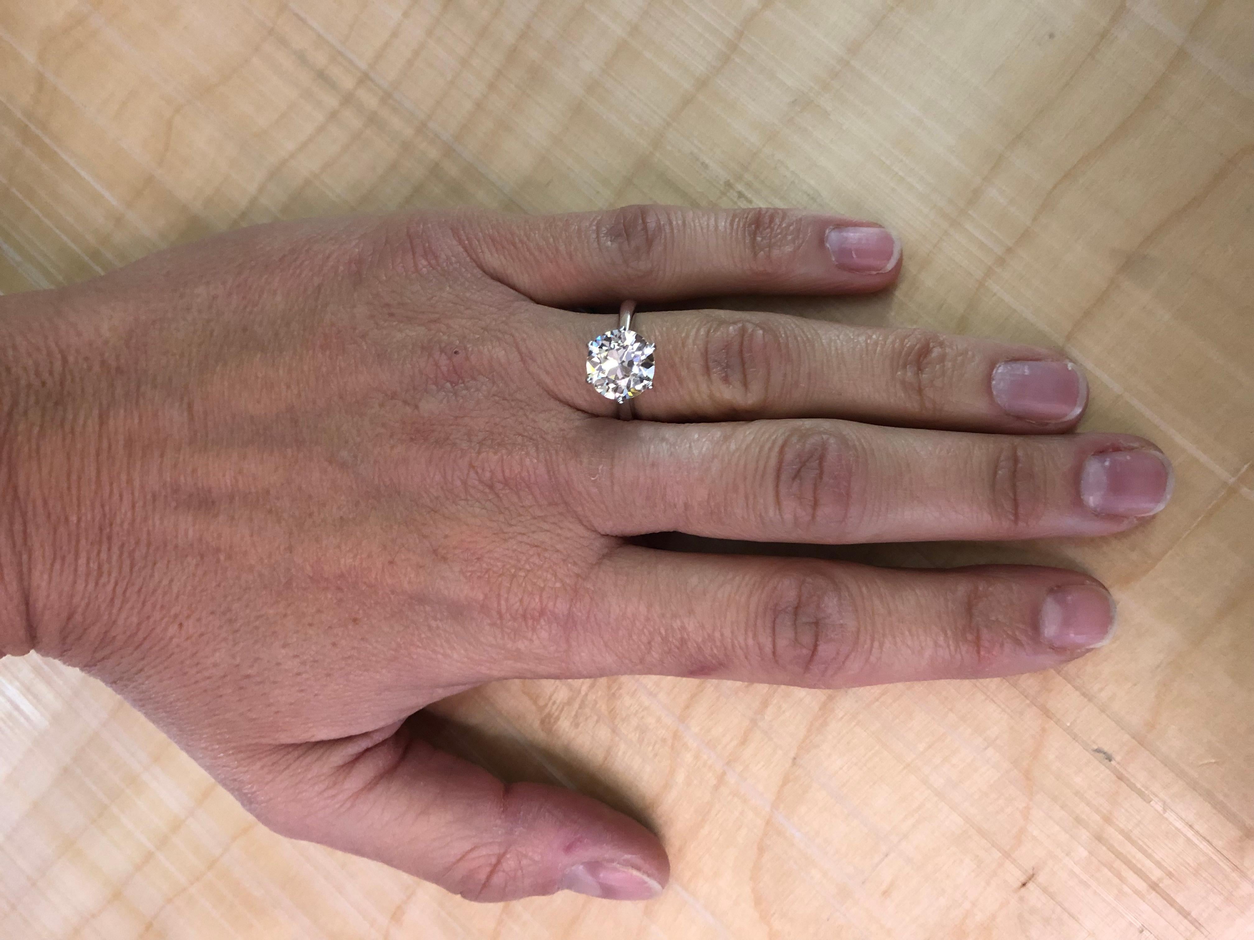 18 Karat White Gold Diamond Solitaire Ring For Sale 1
