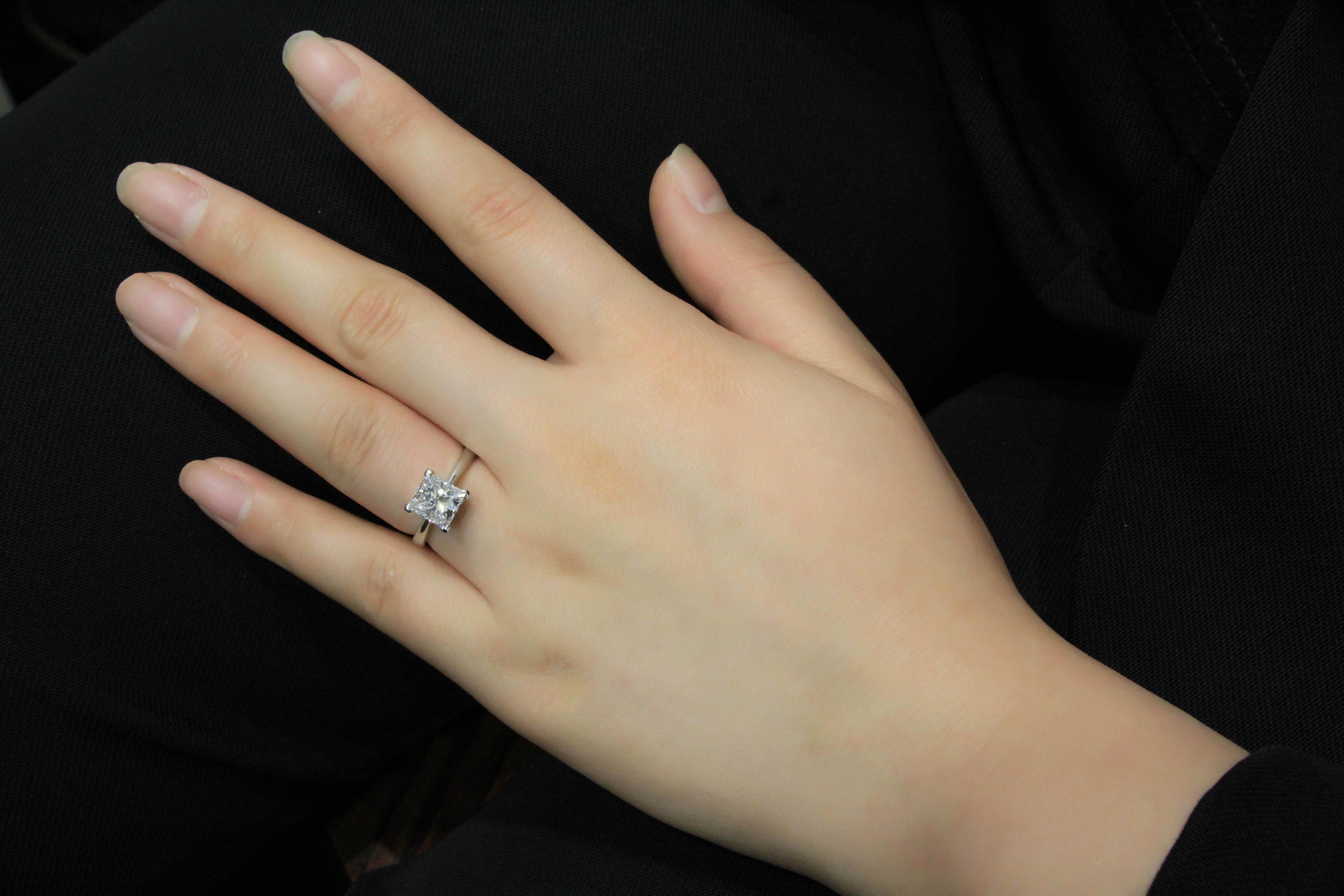 18 Karat White Gold Diamond Solitaire Ring For Sale 1