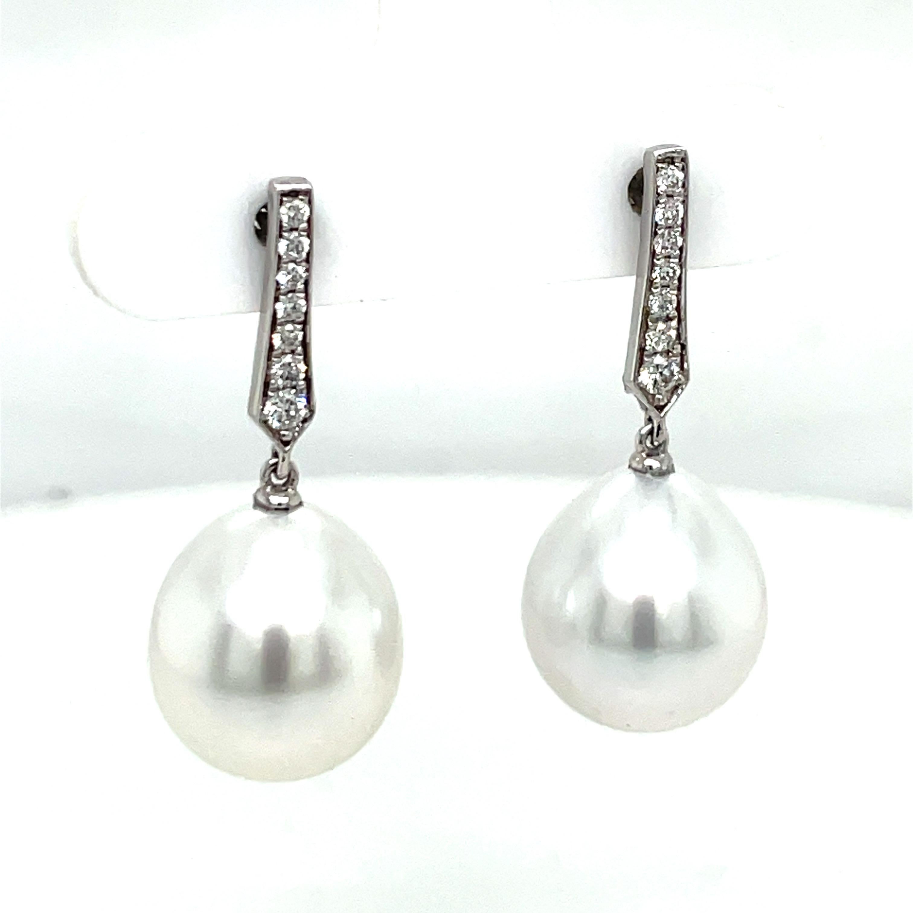 18 Karat White Gold drop earrings featuring 14 round brilliants weighing 0.16 Carats and two South Sea Pearls measuring 11-12 MM.

Can customize pearl to Golden, Pink or Tahitian. 
DM for more pricing. 