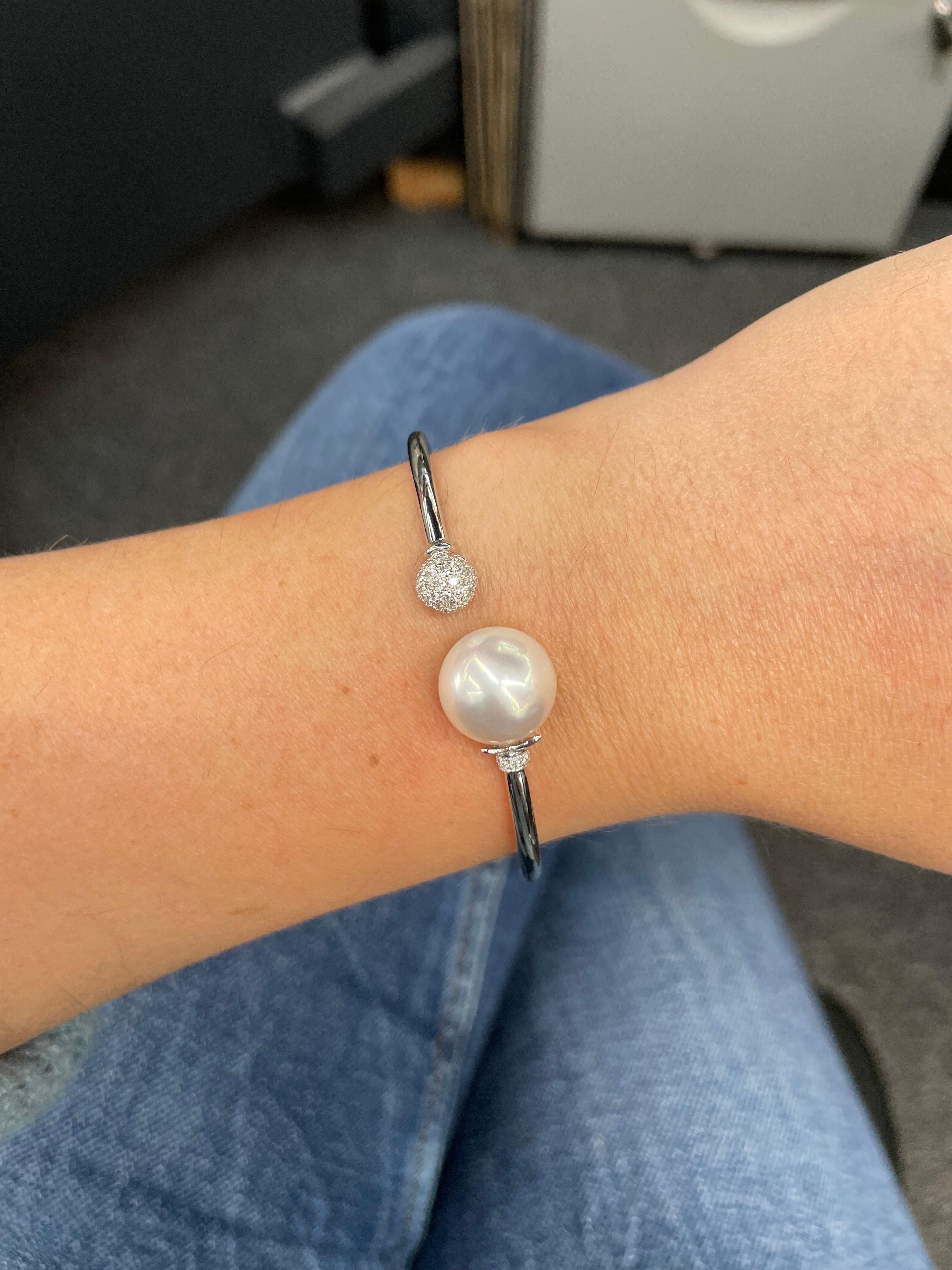 18 Karat White gold open cuff bangle featuring one South Sea Pearl measuring 12-13 MM and a diamond ball motif containing 50 round brilliants weighing 0.40 carats.
Can customize in different gold color & pearl.
DM for more information