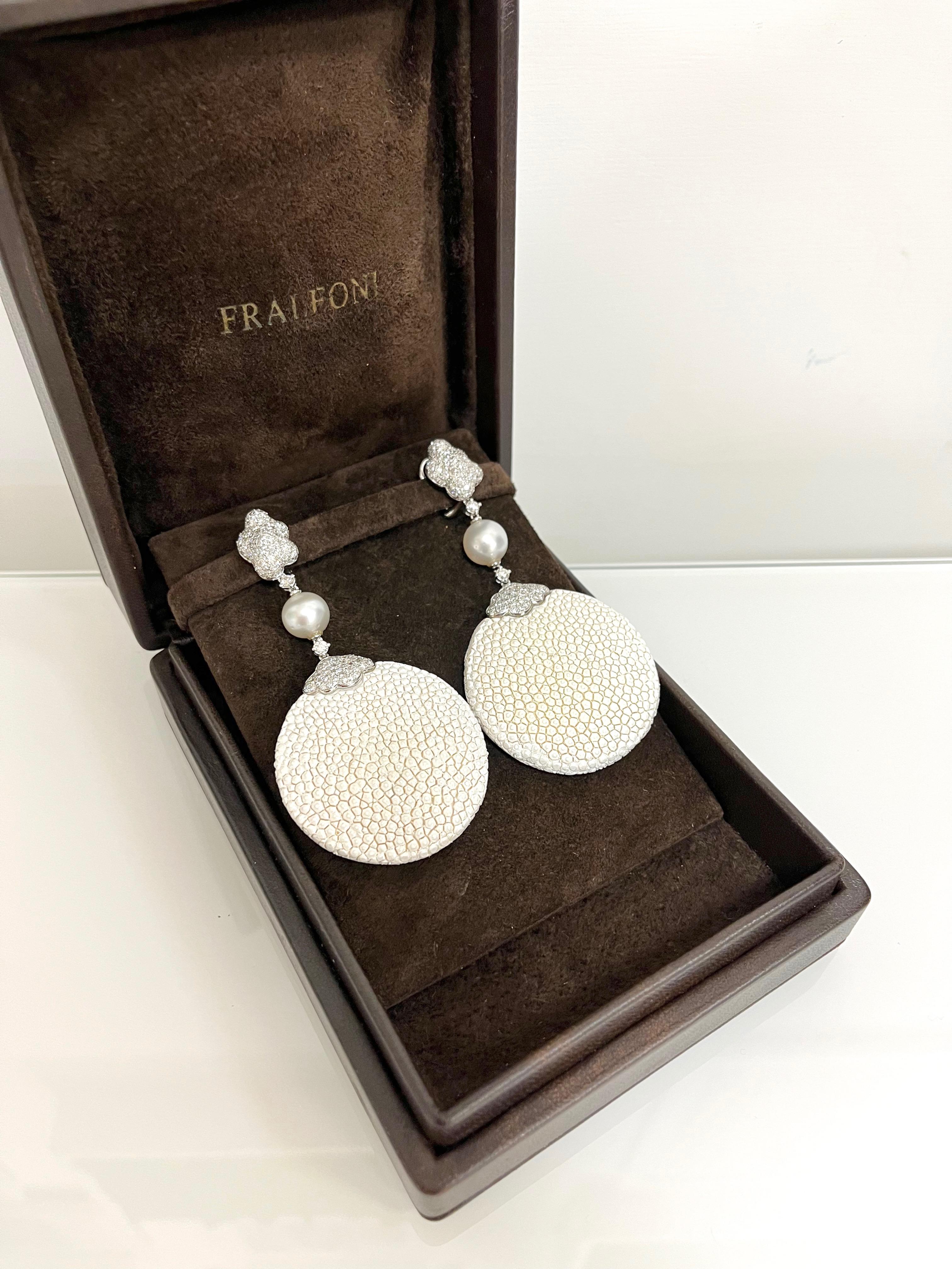 18 kt. white gold chandelier earrings with round-cut diamonds, south sea pearls and stingray.
This amazing pair of earrings are handmade in Italy and is one of a kind piece.
The stingray is natural and hand painted.
Round-cut diamonds: 3.38 ct. (