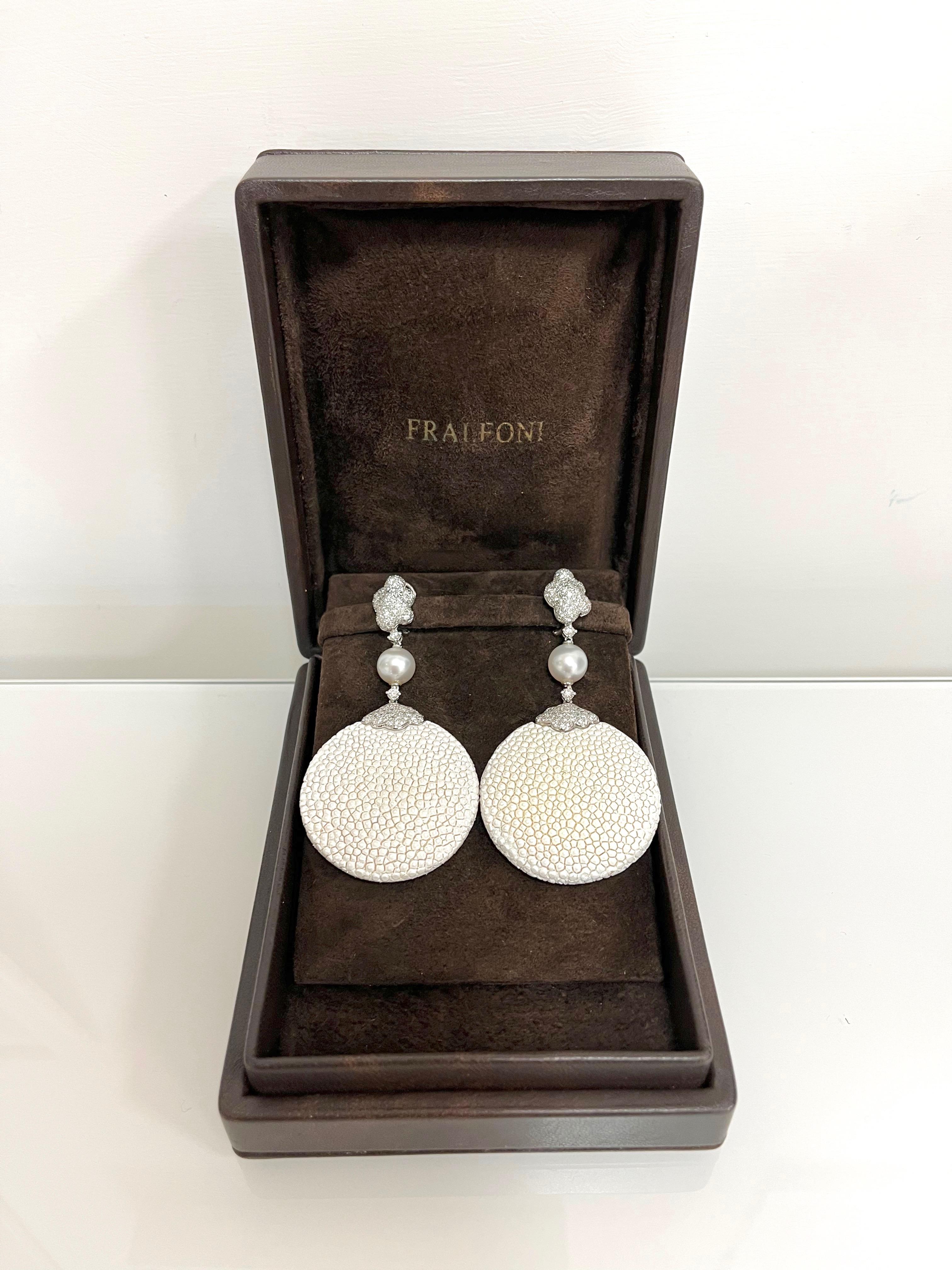 18 Karat White Gold Diamond South Sea Pearl Stingray Chandelier Earrings In Excellent Condition For Sale In Rome, IT