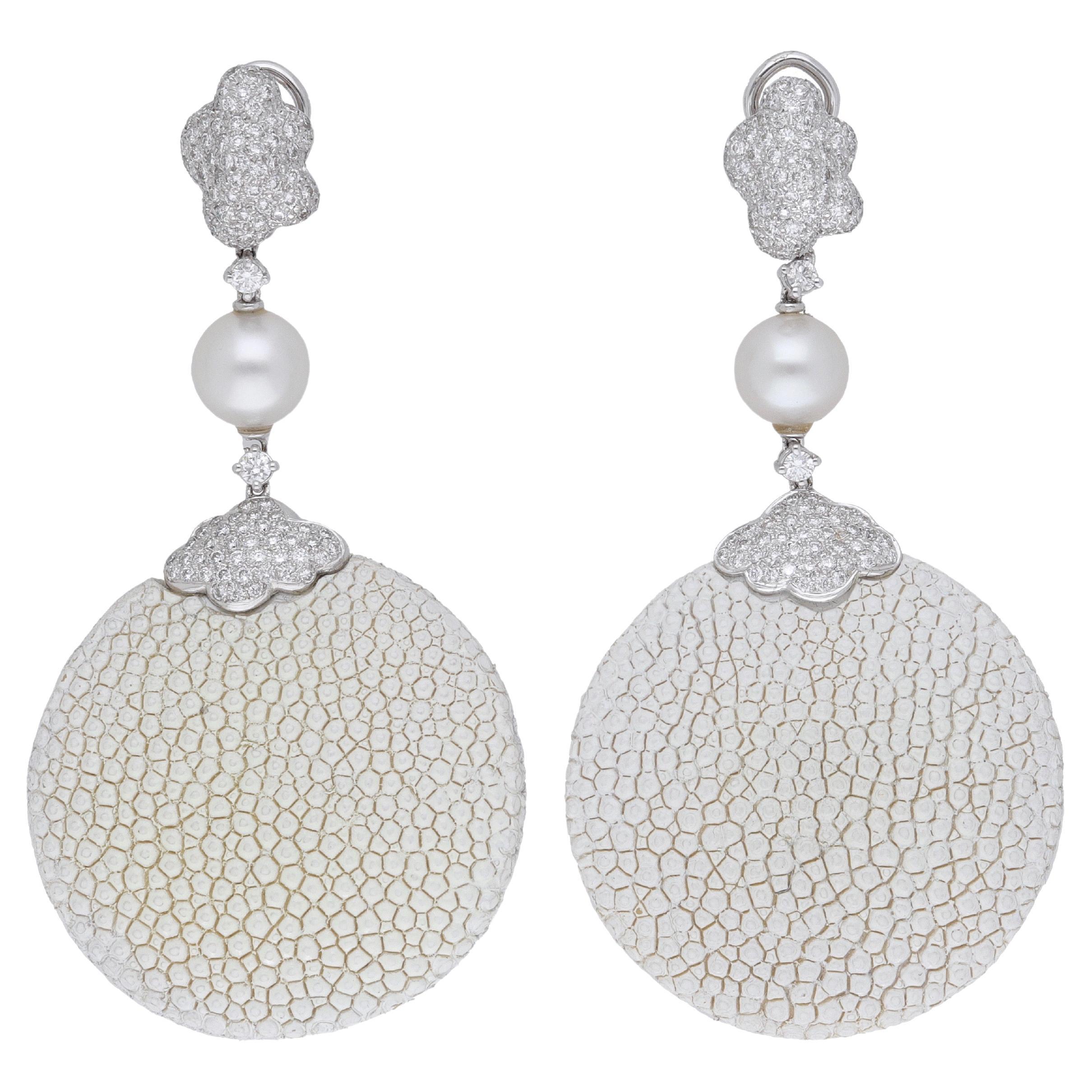 Boucles d'oreilles chandelier en or blanc 18 carats diamant perle des mers du sud galuchat