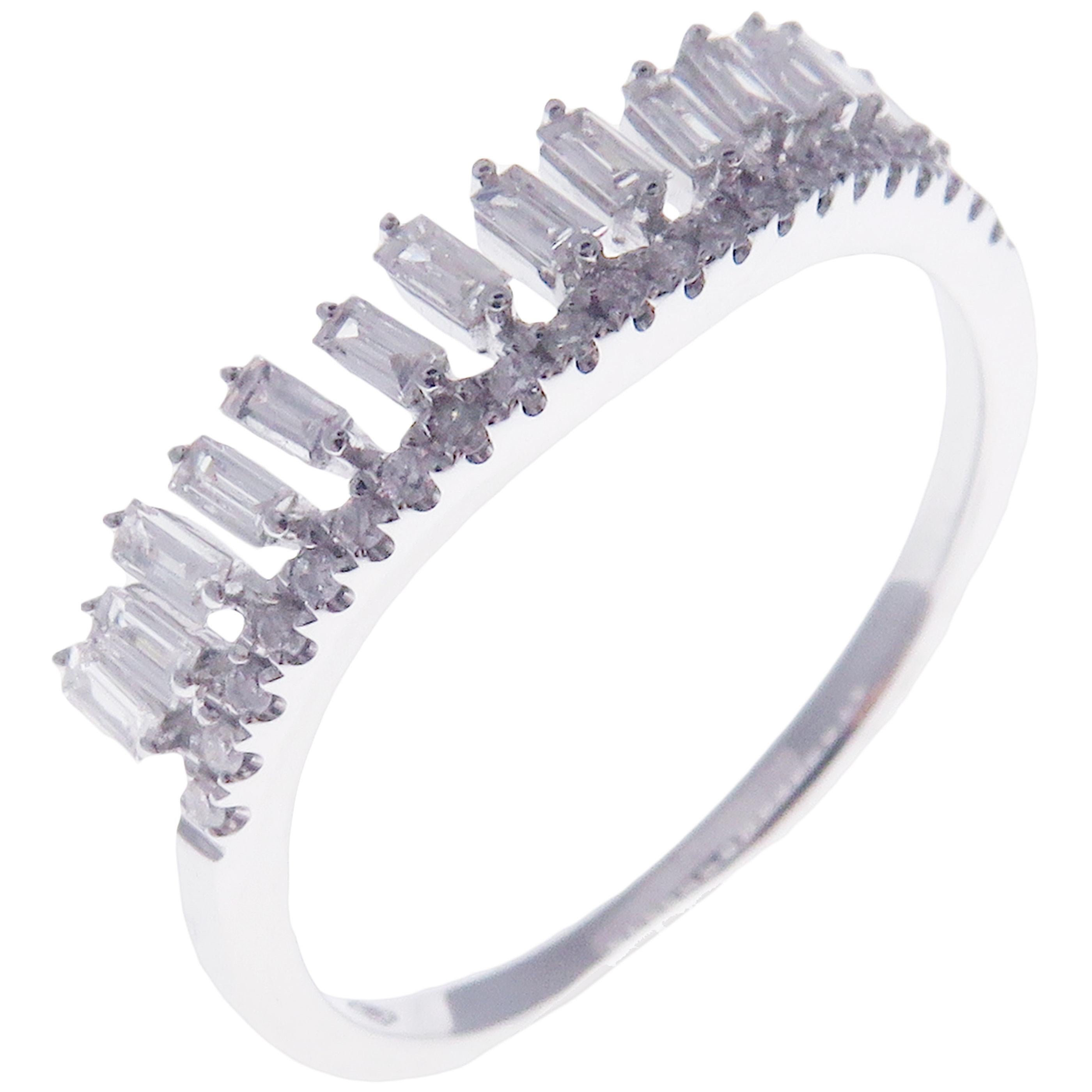 This simple stackable wavy ring is crafted in 18-karat white gold, featuring 21 round white diamonds totaling of 0.09 carats and 15 baguette white diamonds totaling of 0.36 carats.
Approximate total weight 2.26 grams.
Standard Ring size 7
SI-G