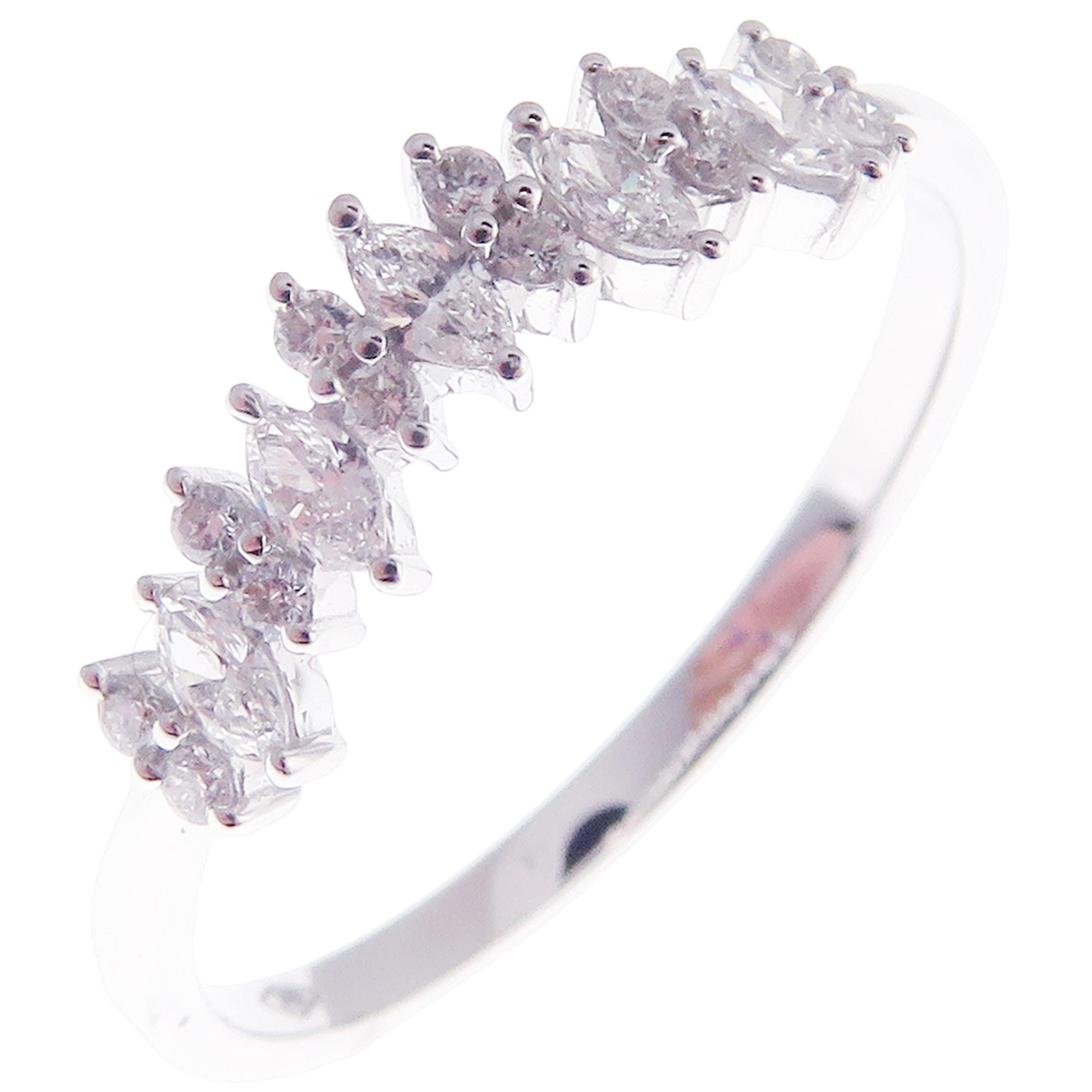 Questo semplice anello ondulato impilabile è realizzato in oro bianco da 18 carati e presenta 12 diamanti bianchi rotondi per un totale di 0,09 carati e 5 diamanti bianchi marquise per un totale di 0,17 carati.
Peso totale approssimativo 1,75
