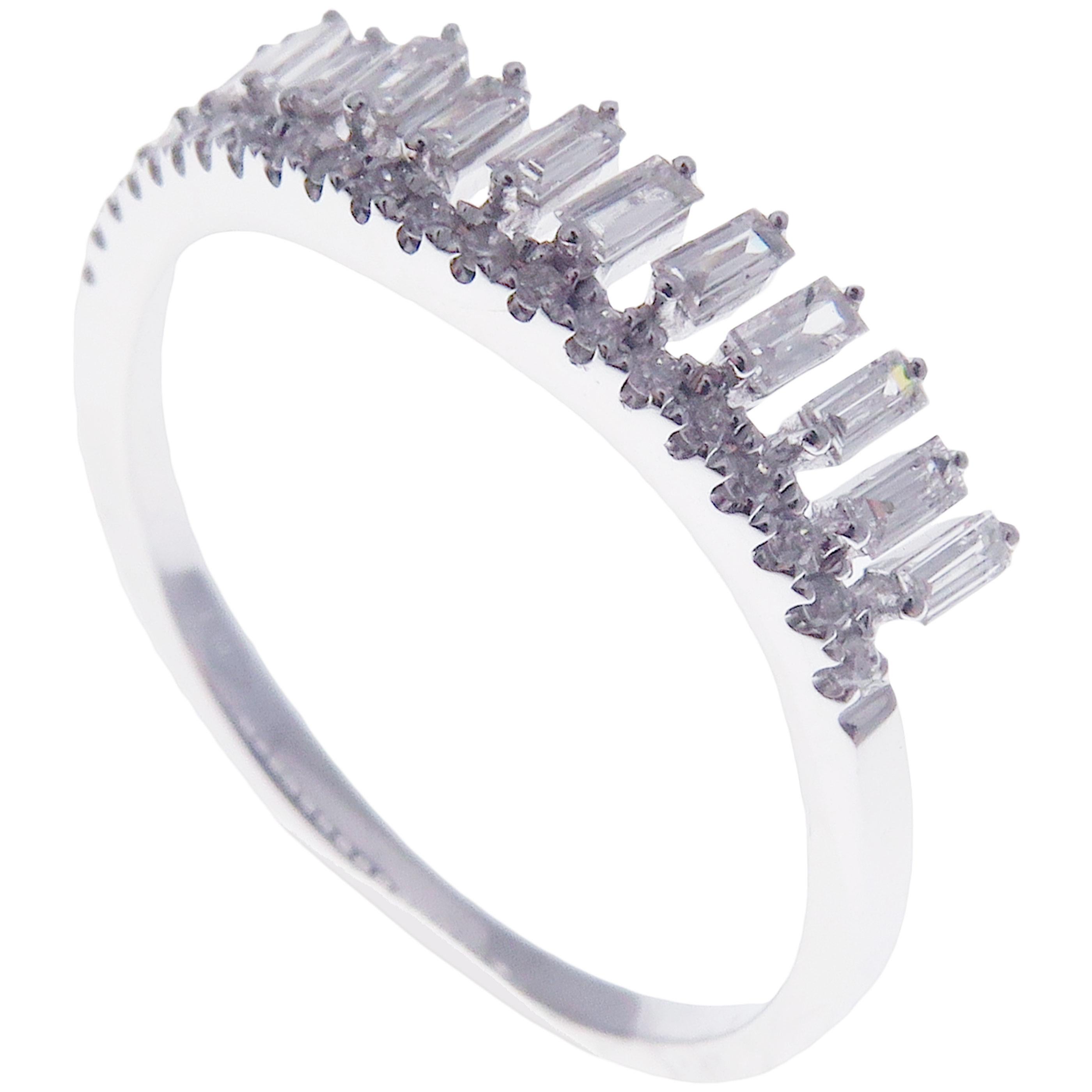 Round Cut 18 Karat White Gold Diamond Stackable Wavy Ring For Sale