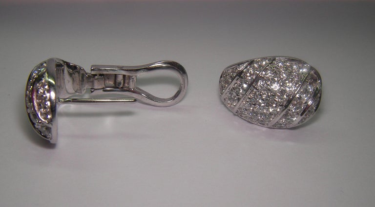 Round Cut 18 Karat White Gold Diamond Stud Earrings For Sale