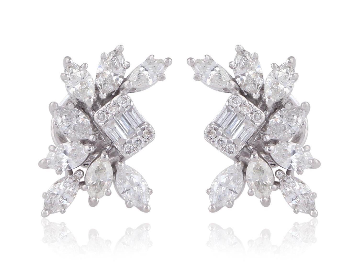 18 Karat White Gold Diamond Cluster Stud Earrings In New Condition For Sale In Hoffman Estate, IL