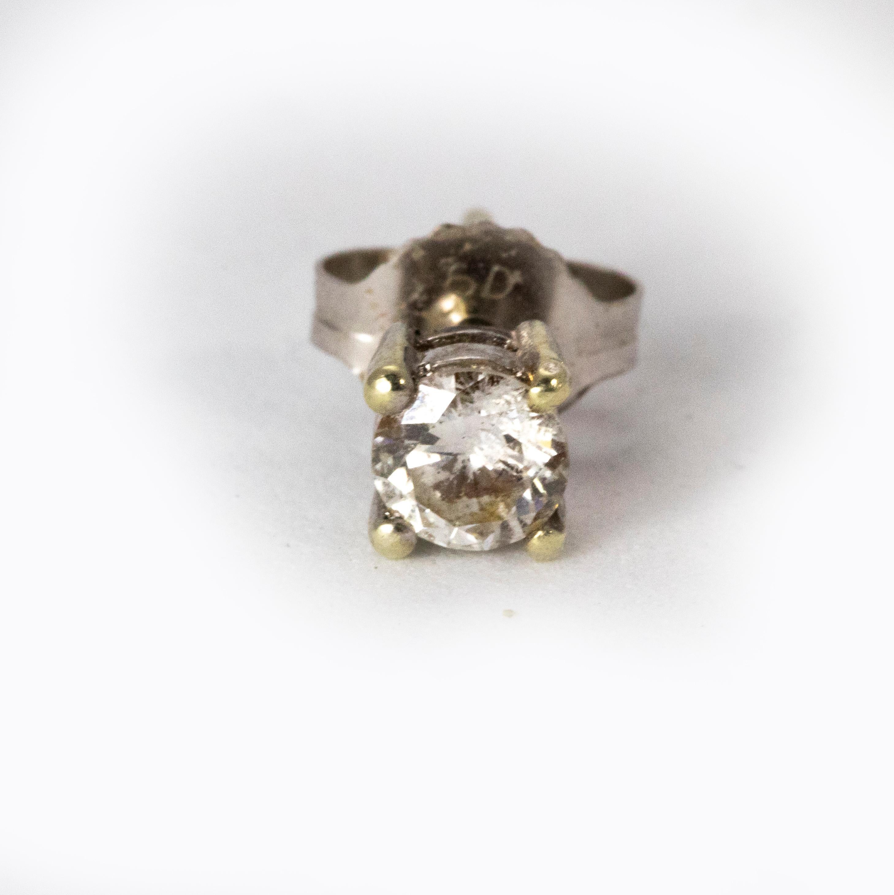 18 Karat White Gold Diamond Stud Earrings In Good Condition For Sale In Chipping Campden, GB