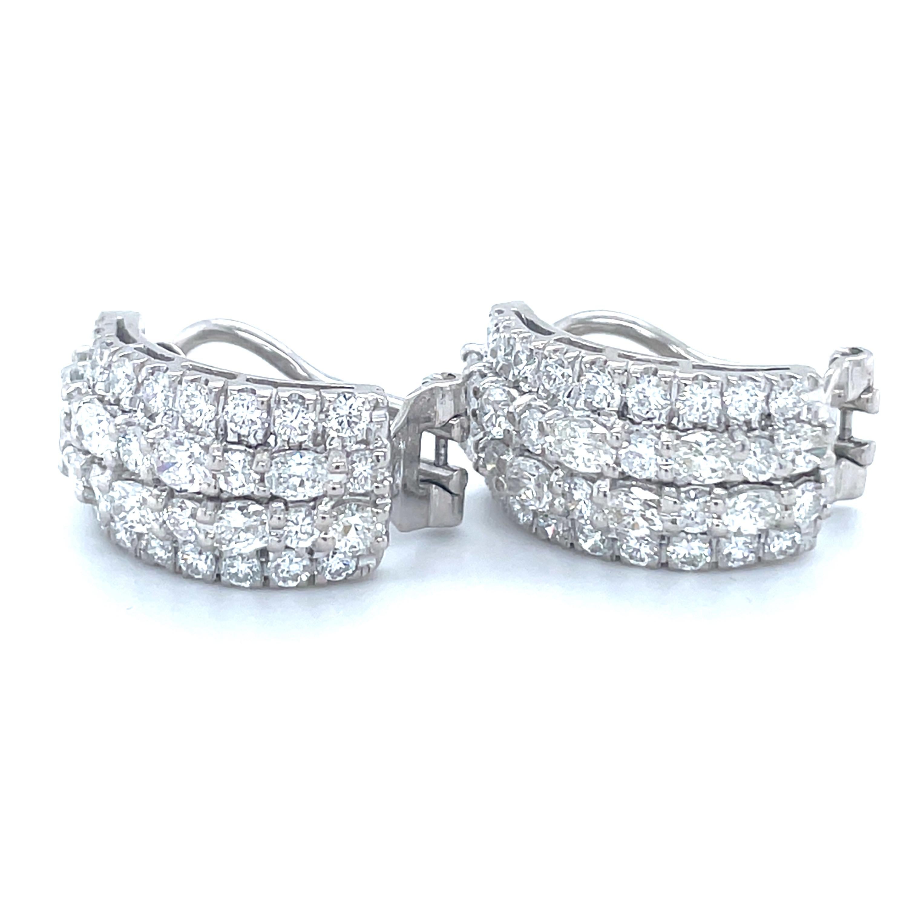 Round Cut 18 Karat White Gold Diamond Stud Earrings For Sale