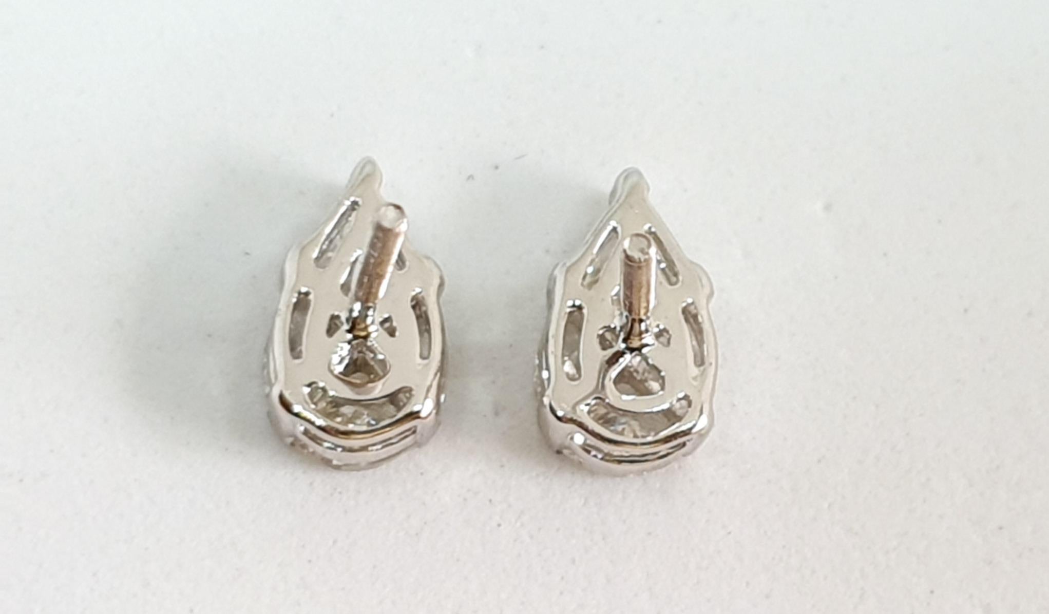 18 Karat White Gold Diamond Studs In New Condition For Sale In MUMBAI, IN