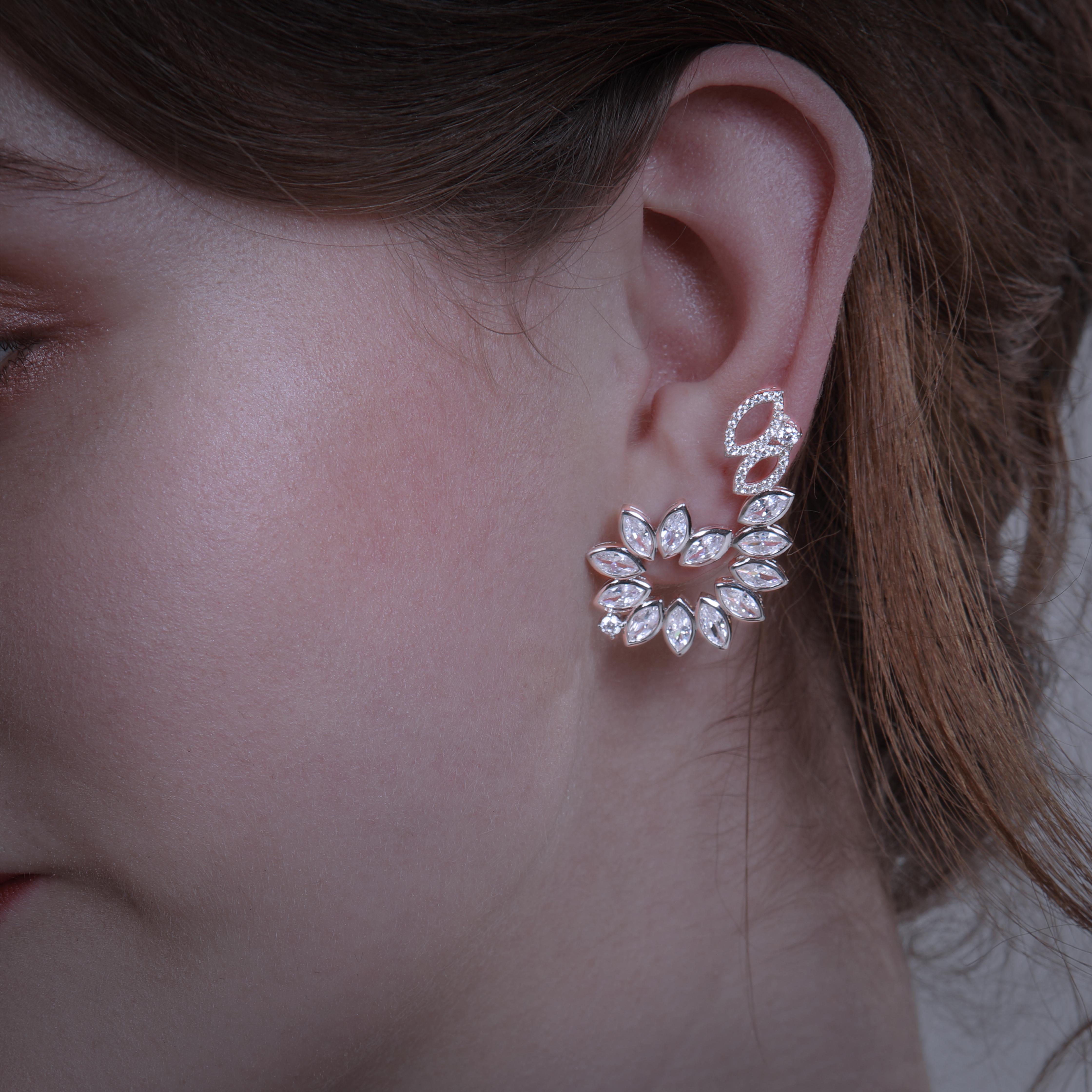 18 Karat White Gold Diamond Swirl Earrings In New Condition For Sale In London, GB