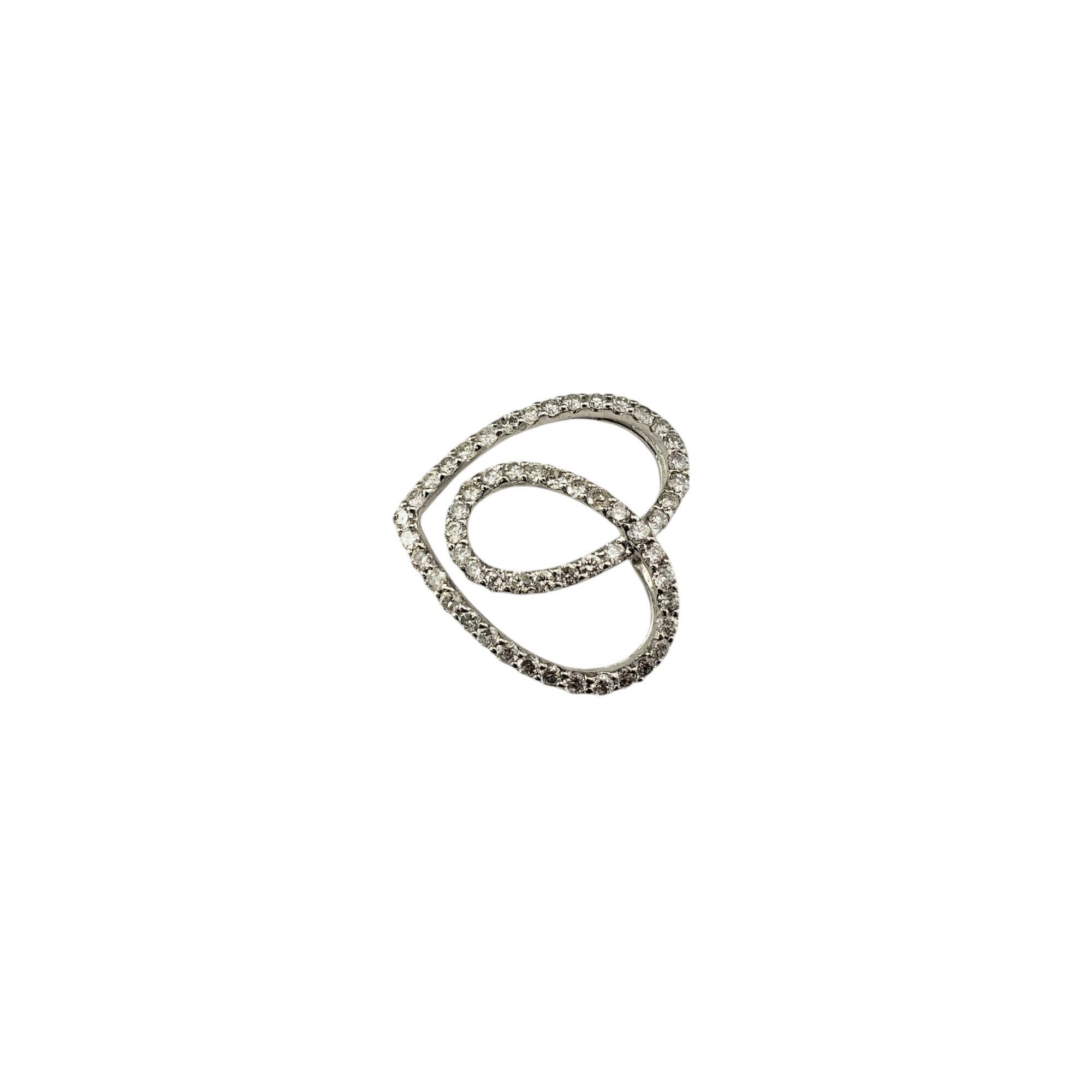18 Karat Weißgold Diamant-Wirbel-Herz-Anhänger

Dieser funkelnde, offene Herzanhänger ist mit 56 runden Diamanten im Brillantschliff besetzt und in klassisches 18-karätiges Weißgold gefasst.

Ungefähres Gesamtgewicht der Diamanten: .65 - .75