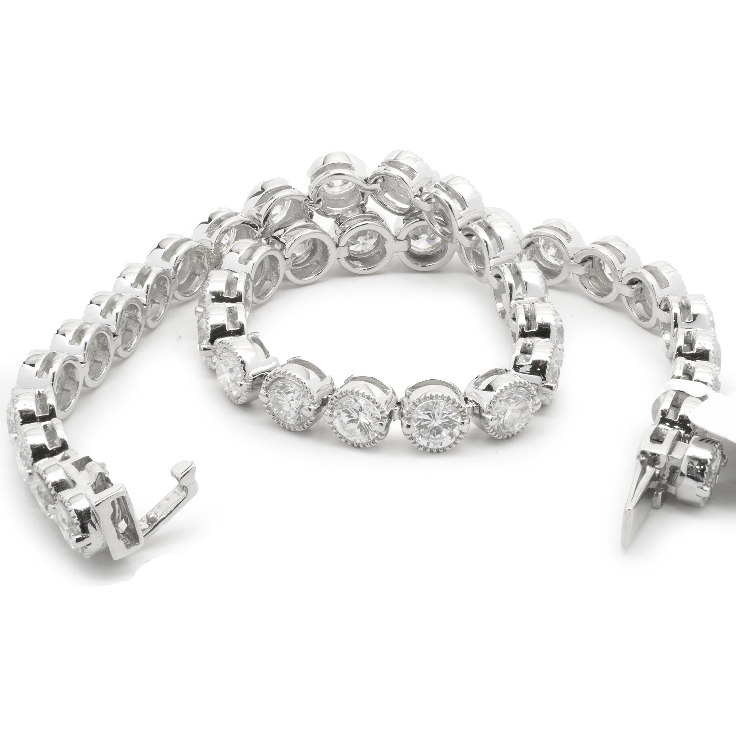 18 Karat White Gold Diamond Tennis Bracelet In Excellent Condition For Sale In Scottsdale, AZ