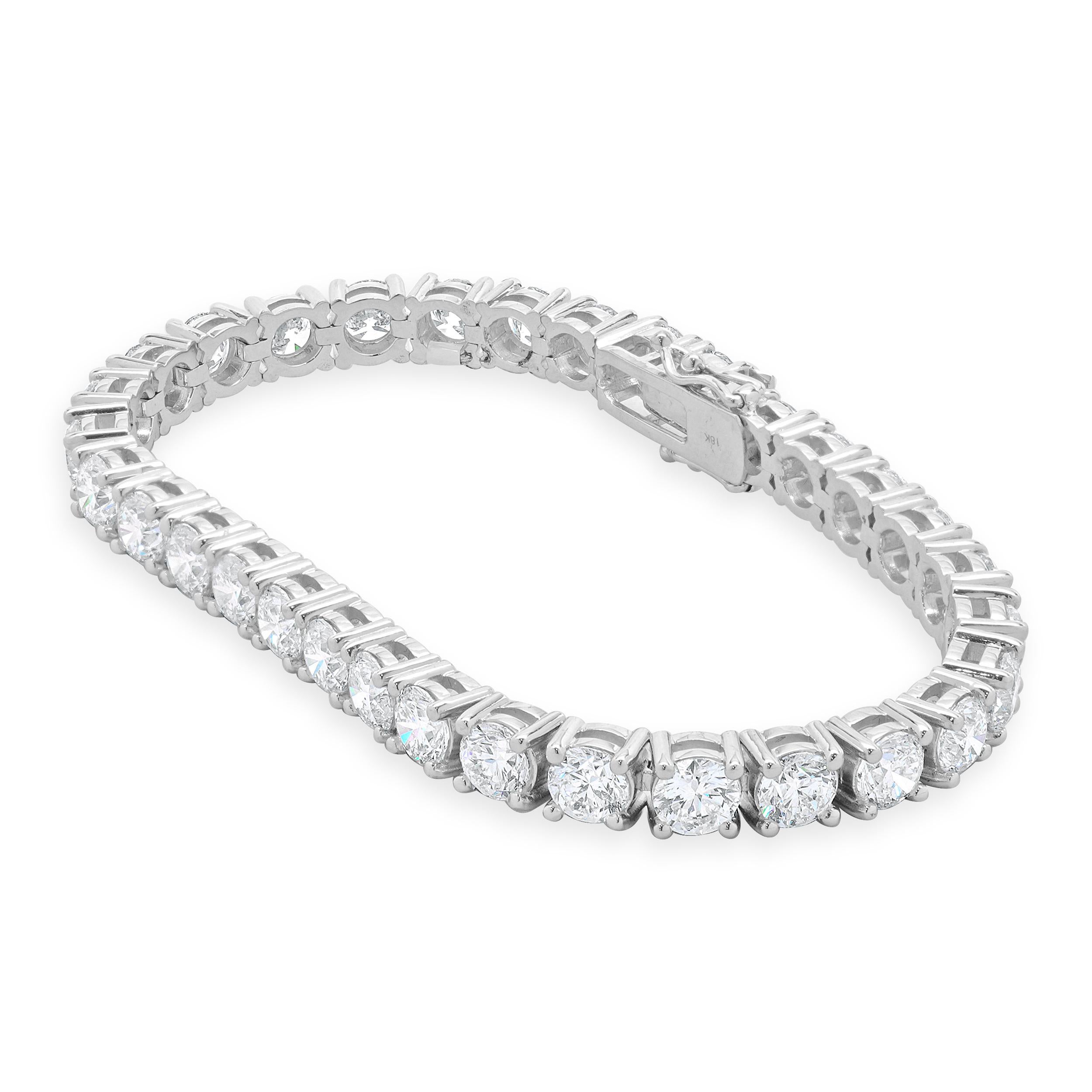 Bracelet tennis en or blanc 18 carats et diamants Excellent état - En vente à Scottsdale, AZ