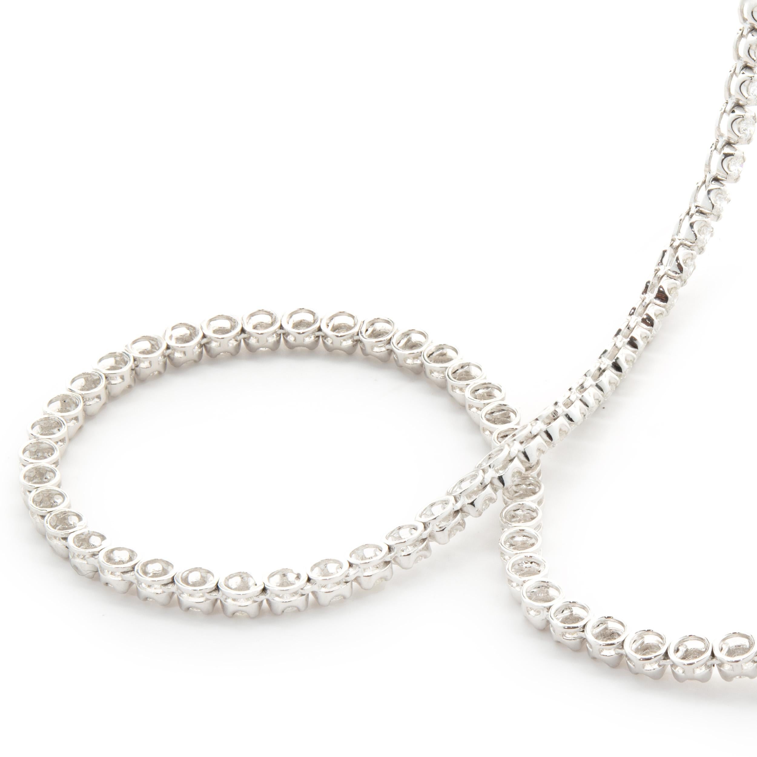 18 Karat Weißgold Diamant-Tennis-Halskette mit mosaikbesetzter Diamantstation (Baguetteschliff) im Angebot