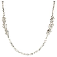 18 Karat Weißgold Diamant-Tennis-Halskette mit mosaikbesetzter Diamantstation