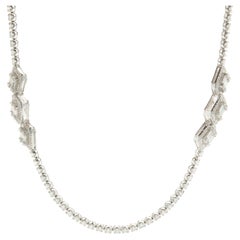 Collar Tenis de Diamantes de Oro Blanco de 18 Kilates con Estación de Diamantes Engastados en Mosaico