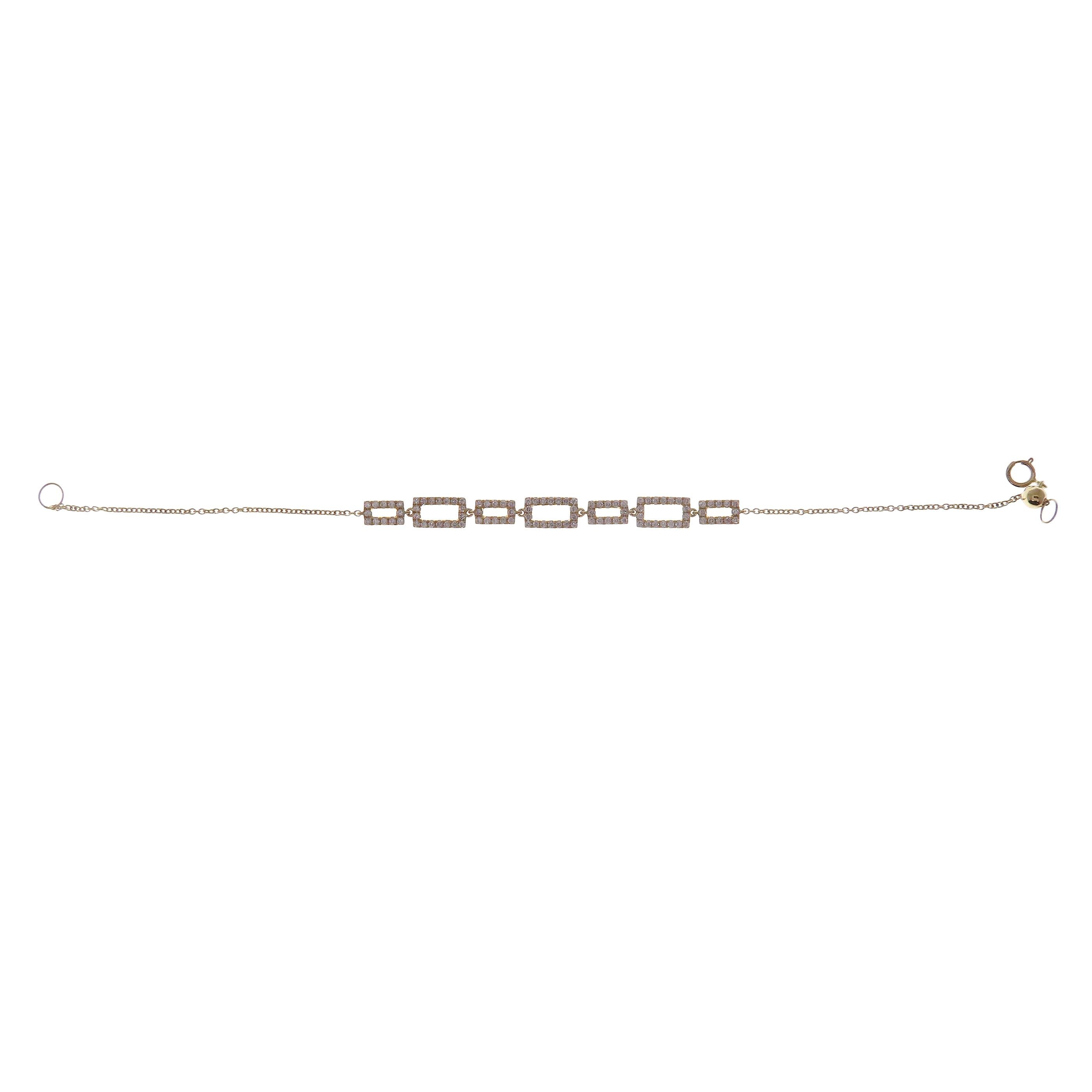 Ce délicat bracelet rectangulaire creux en diamants est réalisé en or jaune 18 carats. Il pèse environ 0,72 carats de diamants blancs de qualité SI-H. 

Les bracelets ont une longueur standard de 7-8 pouces. Veuillez nous demander plus