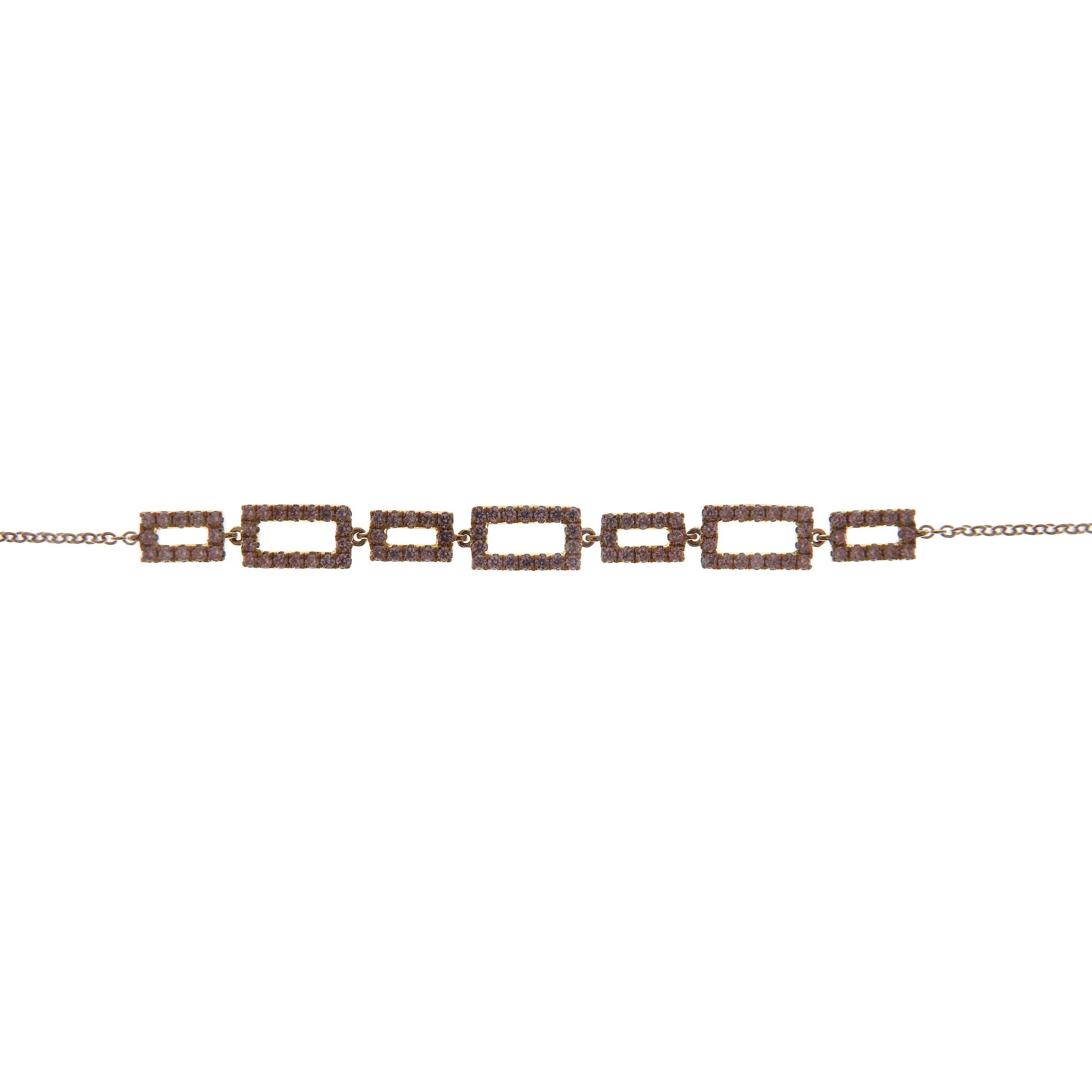 Taille ronde Bracelet pendentif en or blanc 18 carats avec trois rangs de diamants en forme de cœur creux en vente