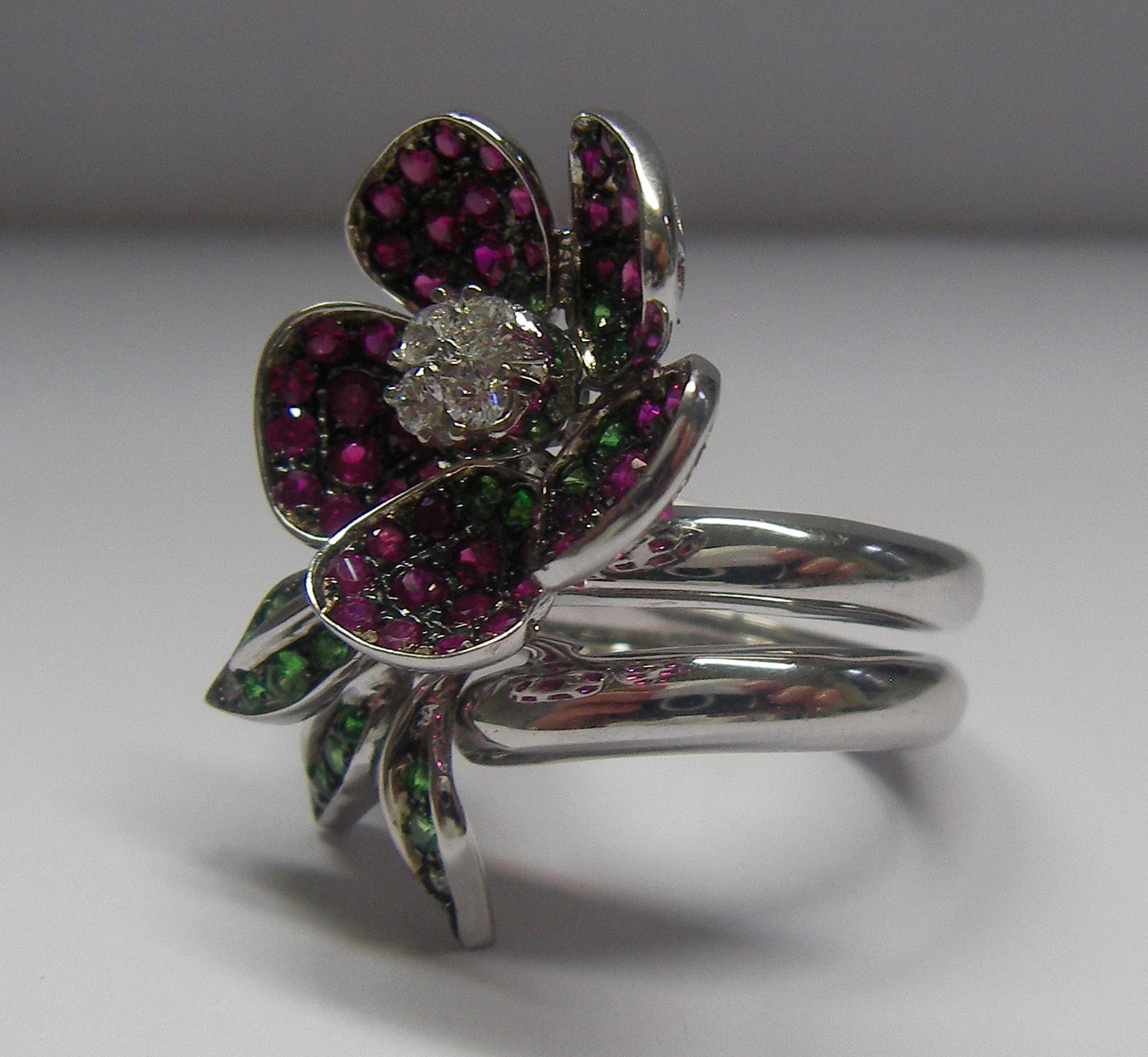 18 Karat White Gold Diamond Tsavorite and Ruby Floral Ring In New Condition In Duesseldorf, DE