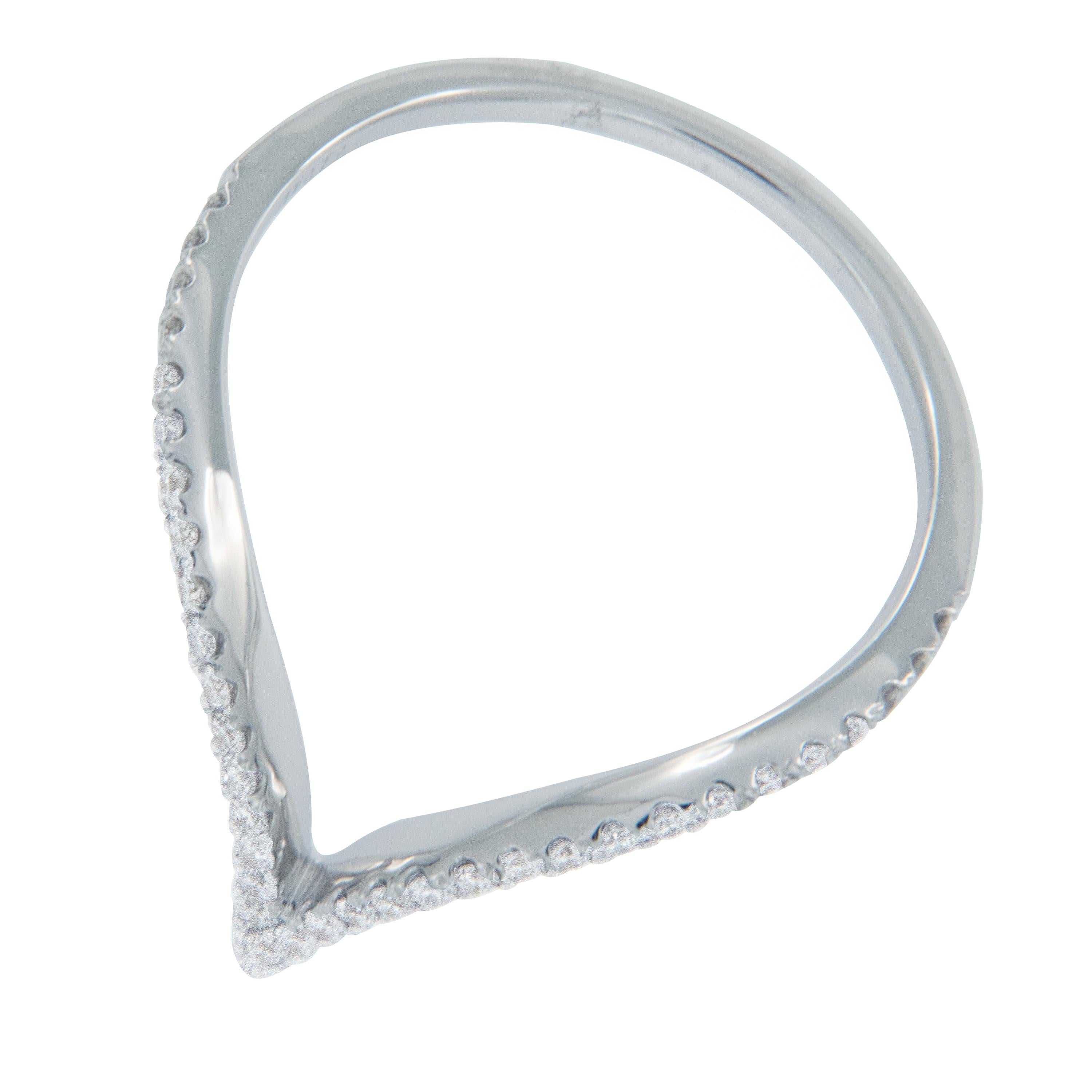 Round Cut 18 Karat White Gold Diamond V Shape Fashion Ring Band
