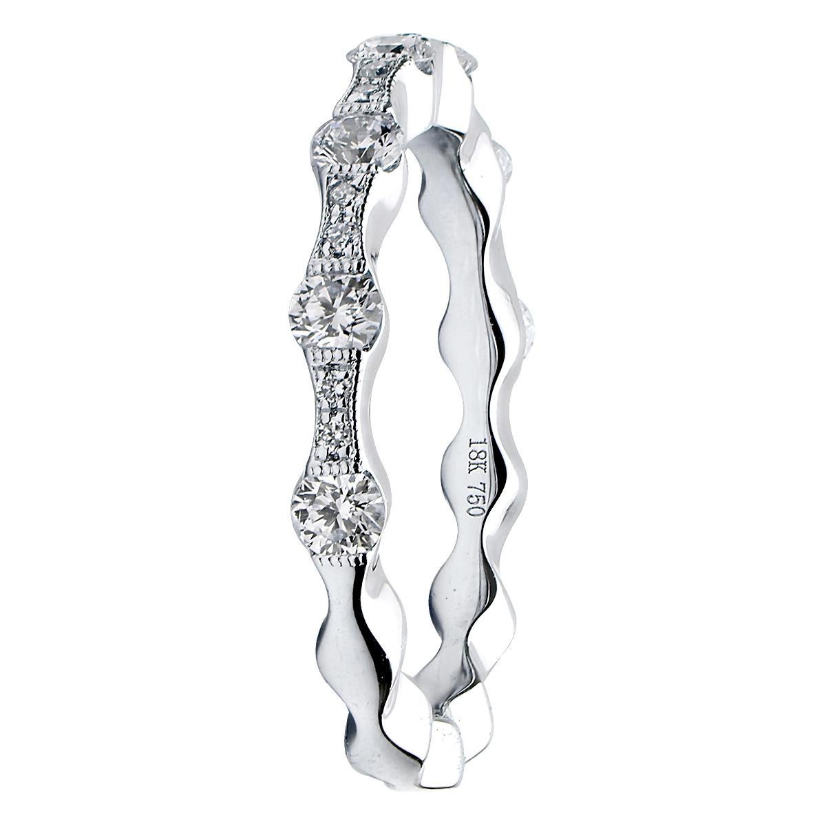 Ce magnifique bracelet en diamants est composé de deux tailles de diamants de couleur VS2, G pour créer son magnifique design. Deux diamants plus petits sont suivis d'un diamant plus grand pour donner l'apparence d'une vague autour de l'anneau. Il y