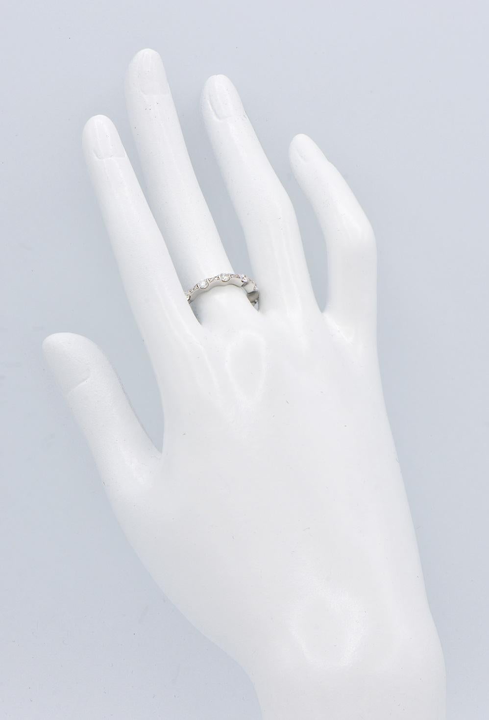 Taille ronde Bracelet vague en or blanc 18 carats et diamants en vente