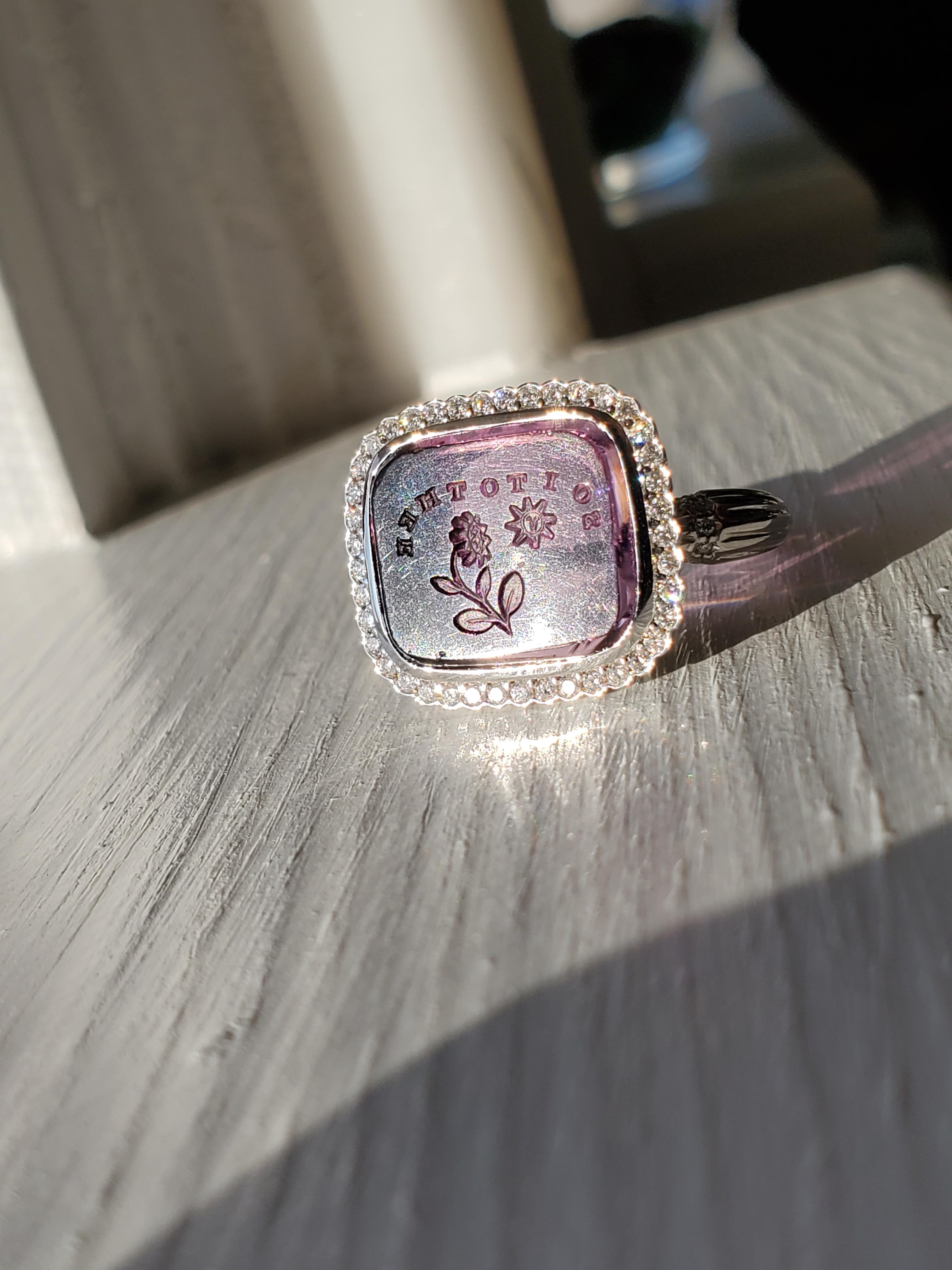 Intaille ancienne en forme d'amour avec diamants en vente 1