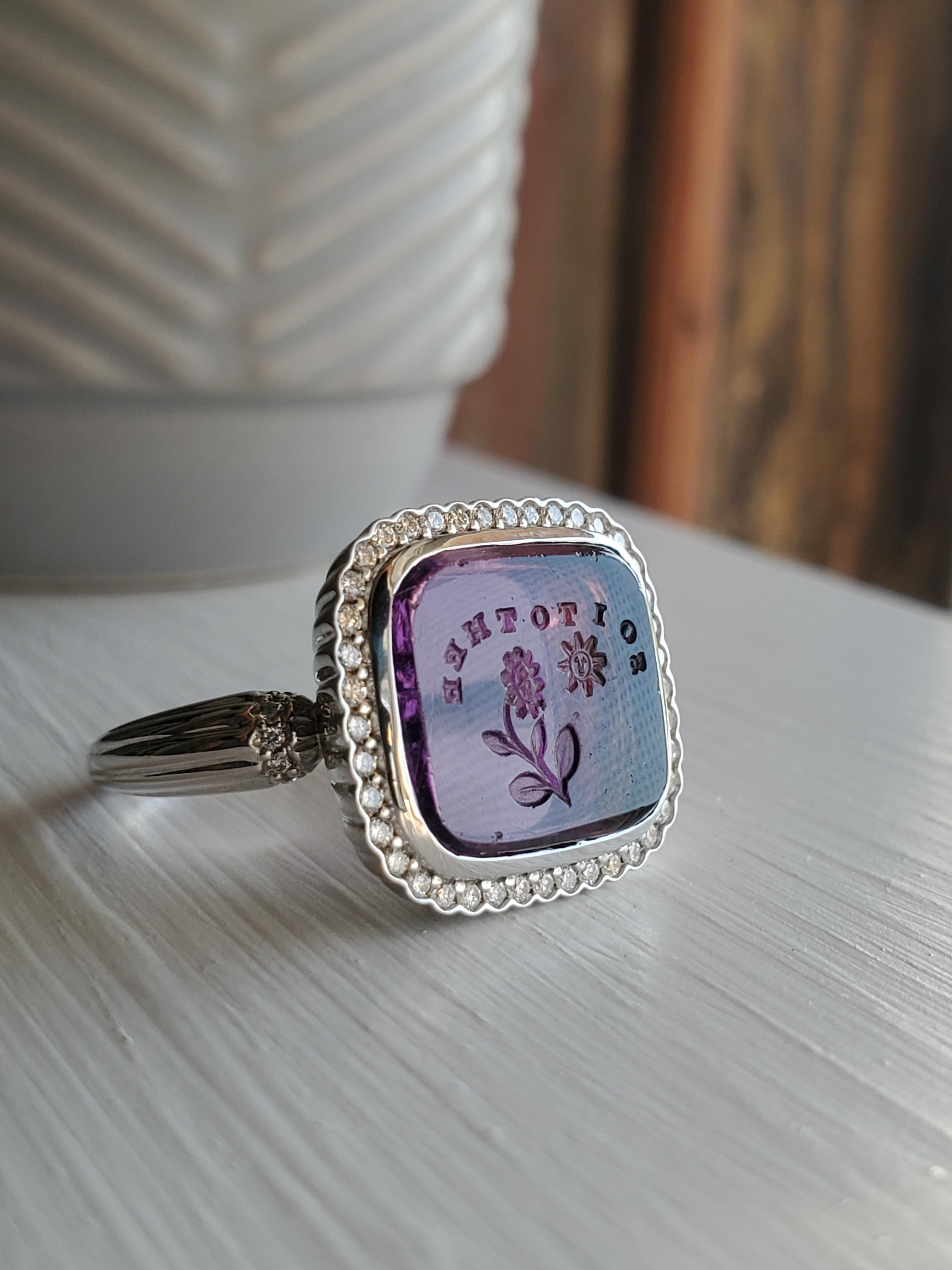 Intaille ancienne en forme d'amour avec diamants en vente 2