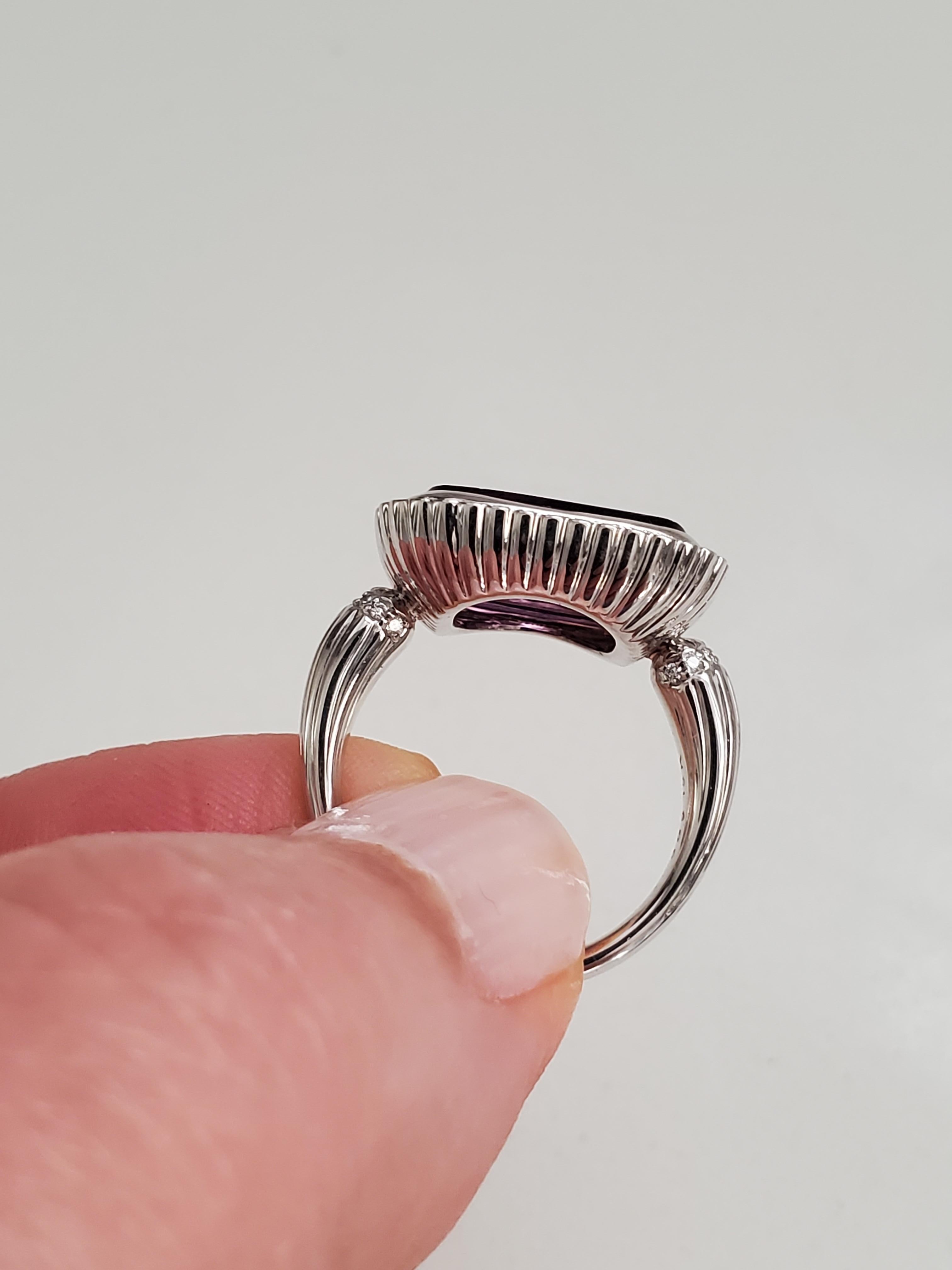Intaille ancienne en forme d'amour avec diamants en vente 3