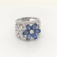 18 Karat White Gold Diamonds and Blue Sapphire Flower Ring Made in Italy