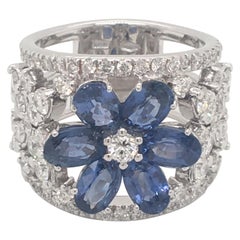 18 Karat White Gold Diamonds and Blue Sapphire Flower Ring Made in Italy