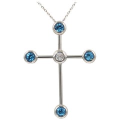 Collier long en or blanc 18 carats avec croix Garavelli en diamants et topaze bleue