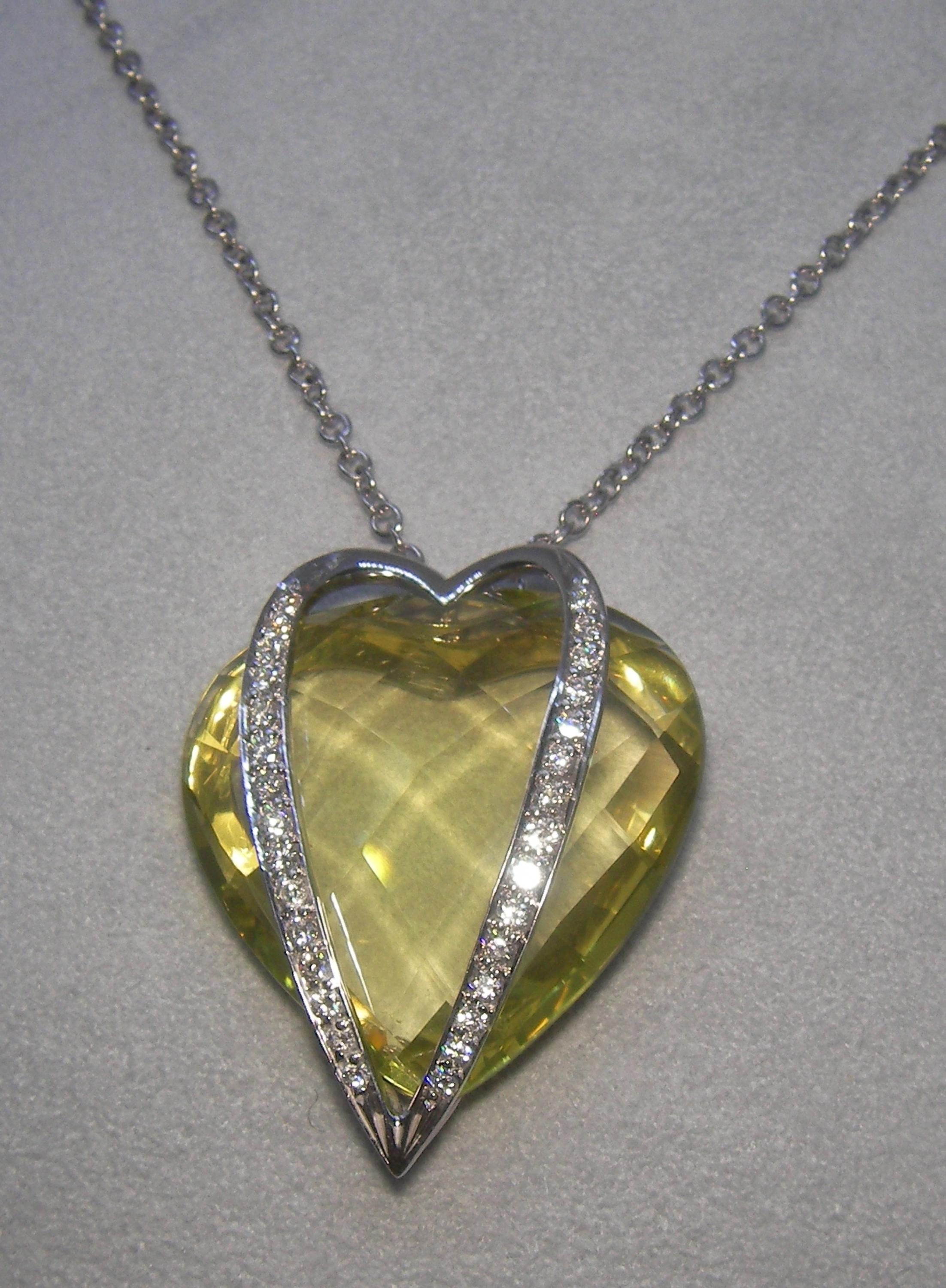 18 Karat White Gold Diamonds and Lemon Citrin Pendant Necklace In New Condition For Sale In Duesseldorf, DE