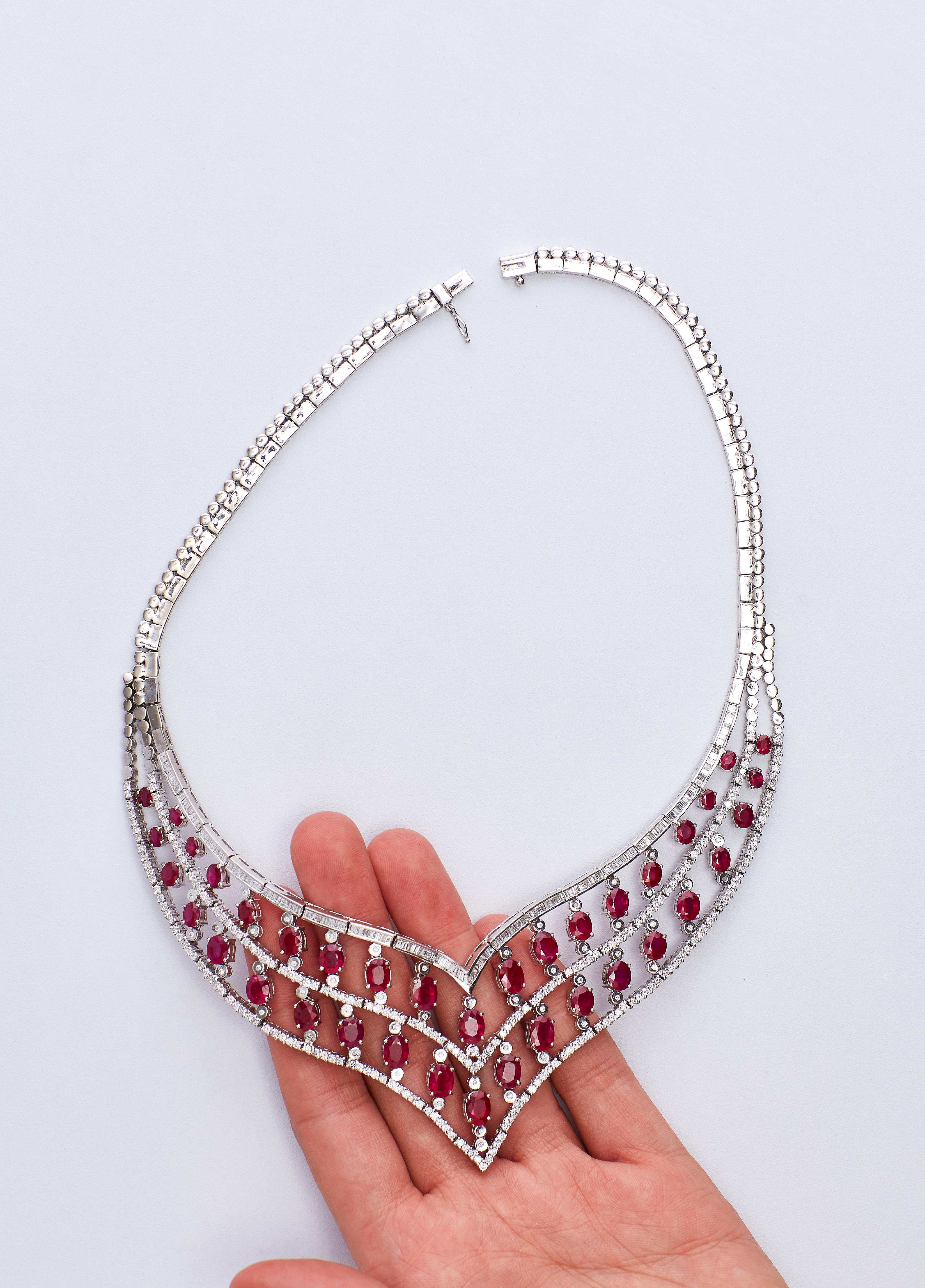 Halskette aus 18 Karat Weißgold mit Diamanten und Rubinen (Ovalschliff) im Angebot