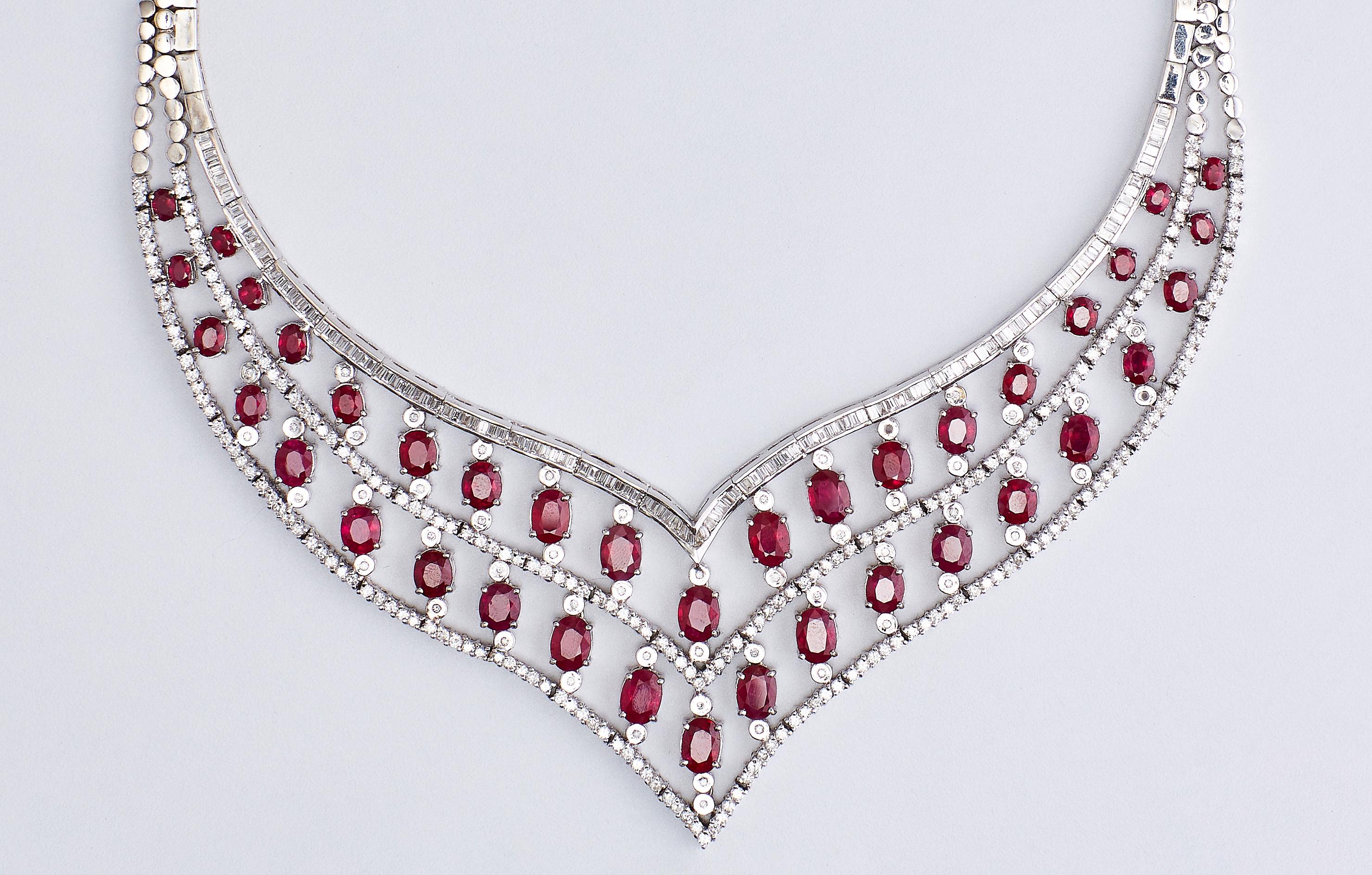 Halskette aus 18 Karat Weißgold mit Diamanten und Rubinen Damen im Angebot