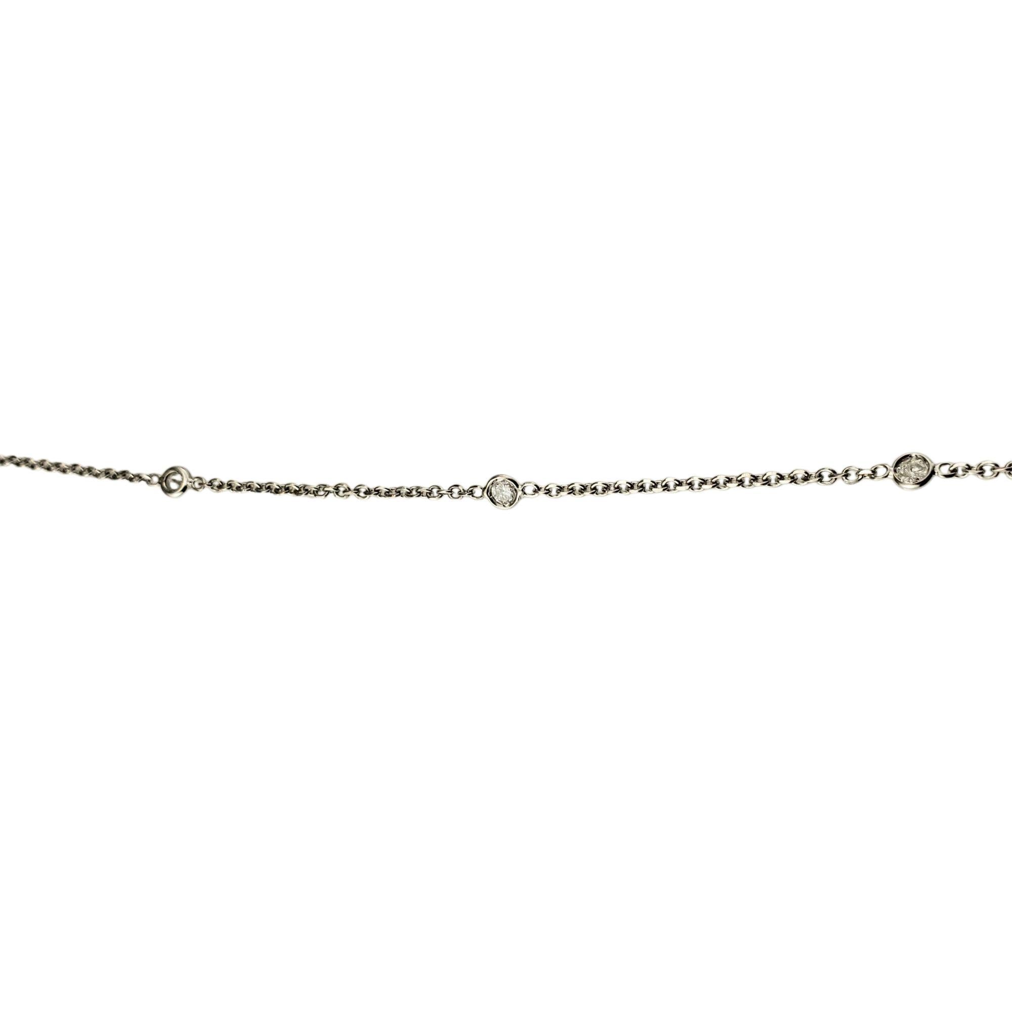 Collana con diamanti in oro bianco 18 carati.

Questa elegante collana di diamanti a metro presenta 13 scintillanti diamanti estratti dalla terra, incastonati lungo una raffinata catena in oro bianco 18 carati. Un capo senza tempo e versatile,