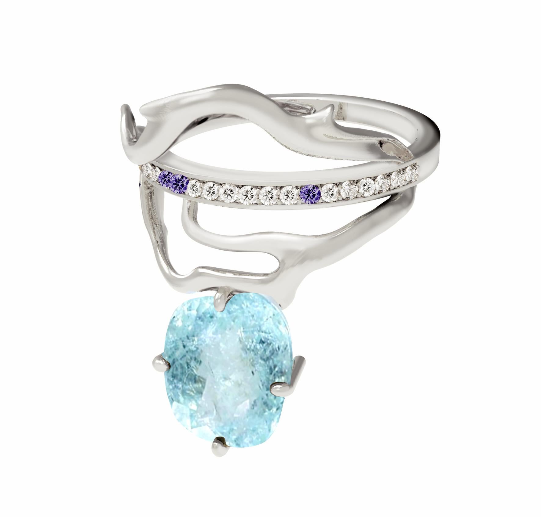 Contemporary 18 Karat White Gold Diamonds Fashion Ring with Paraiba Tourmaline and Amethysts For Sale