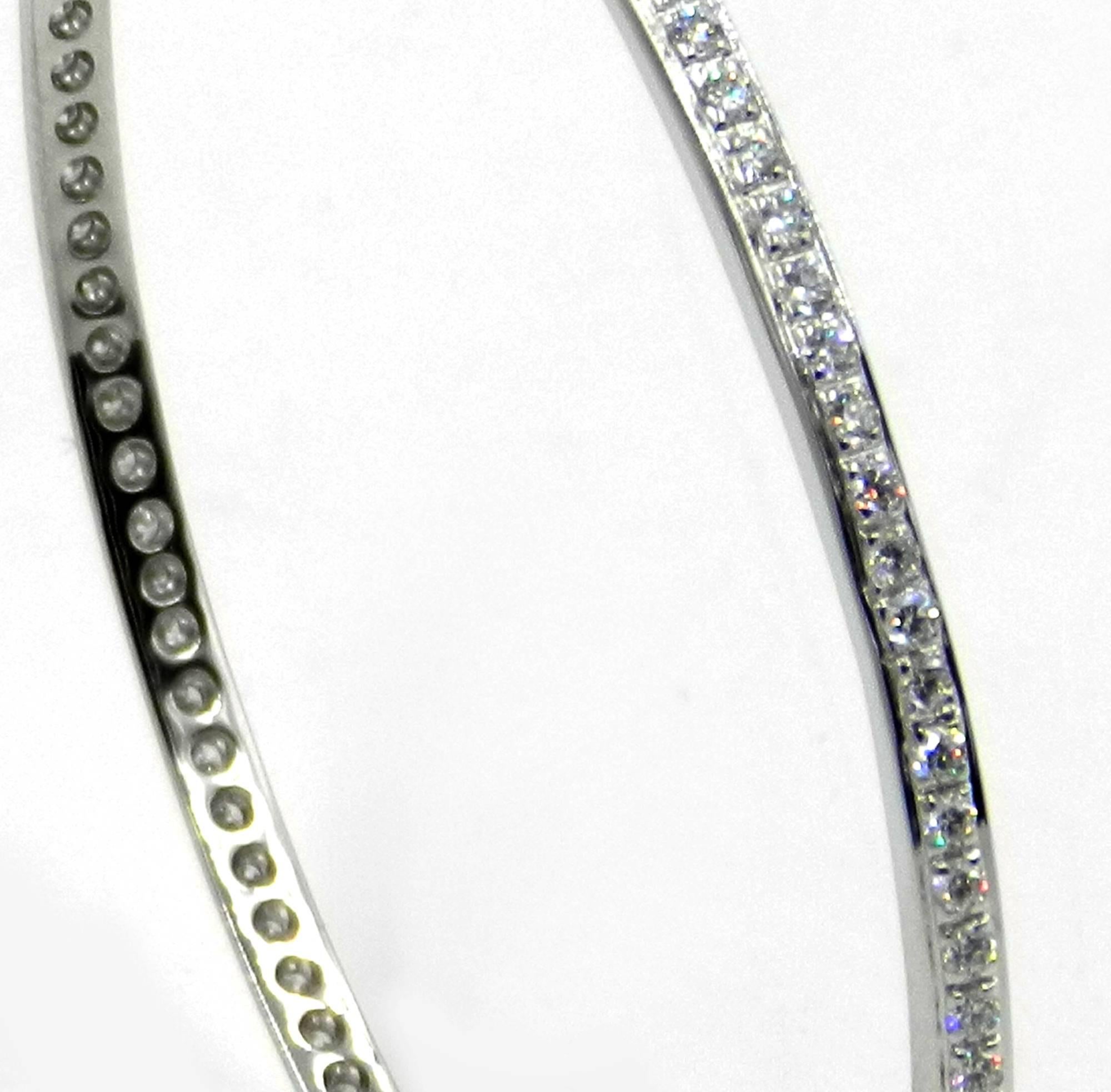 18KT White Gold Diamonds Garavelli Bangle BRACELET
One row of white diamonds.
18kt GOLD gr : 12,00
WHITE DIAMONDS ct : 2,72