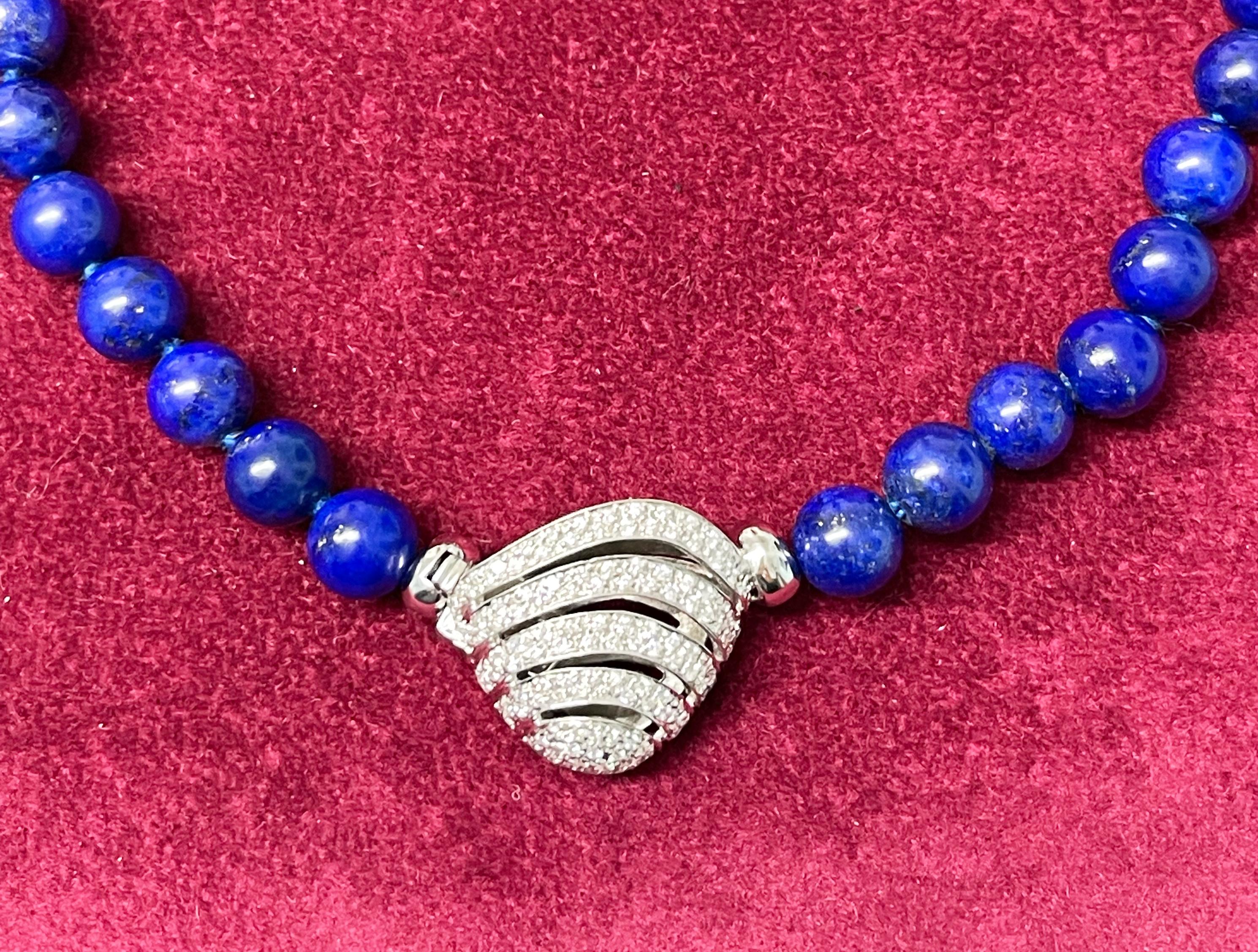 Diese wunderschöne und brillante Halskette besteht aus einem exquisiten Strang aus blauen  Lapislazuli-Kugel und einem speziellen Verschluss aus 18 Karat Weißgold, der mit leuchtenden Diamanten besetzt ist und diese Kette zu einem einzigartigen