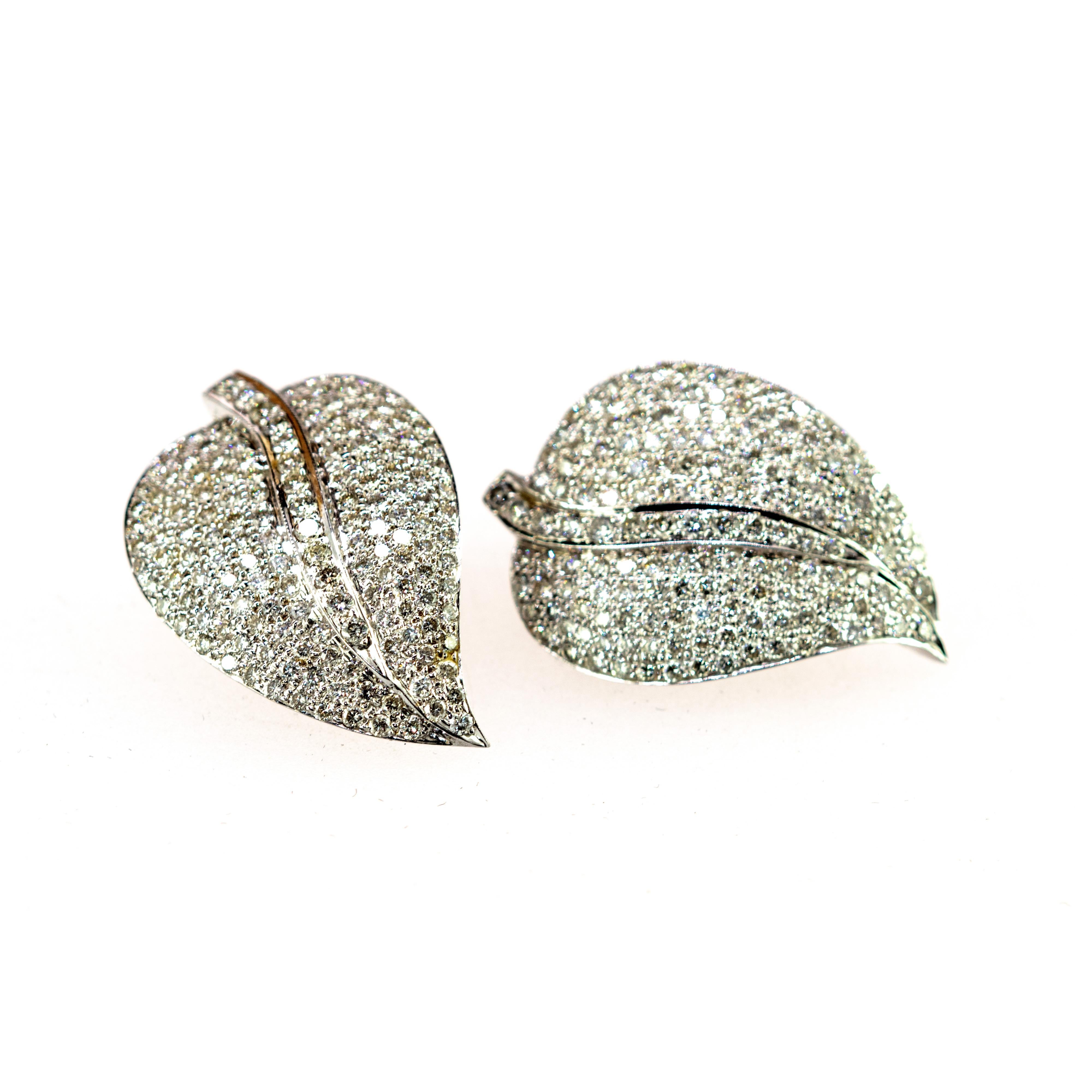 Rare and magnificent diamonds earrings mixed with 18 karat white gold embellished in a leaf shape perfect for a stunning night! 
 
Immerse yourself in a Valentino style with these beautiful leaves earrings as delicate as snow in an Irish winter.