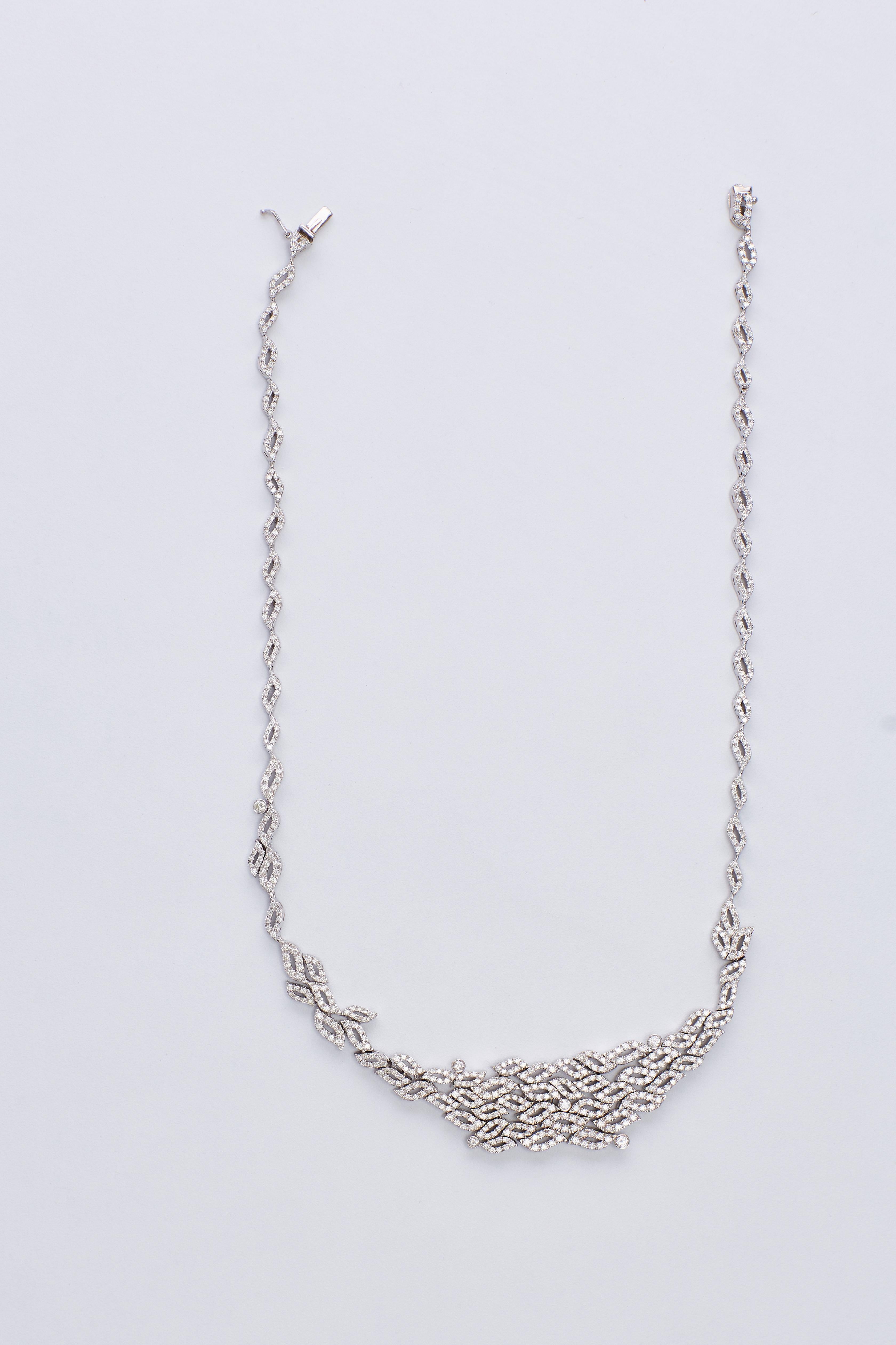 18 Karat White Gold Diamonds Necklace (Collier)

This necklace is an amazing design of white gold and round cut diamonds. The collier has a look as if there are diamond flames everywhere. 
7.25 carat diamonds F VS1.
Total Weight: 118 grams.