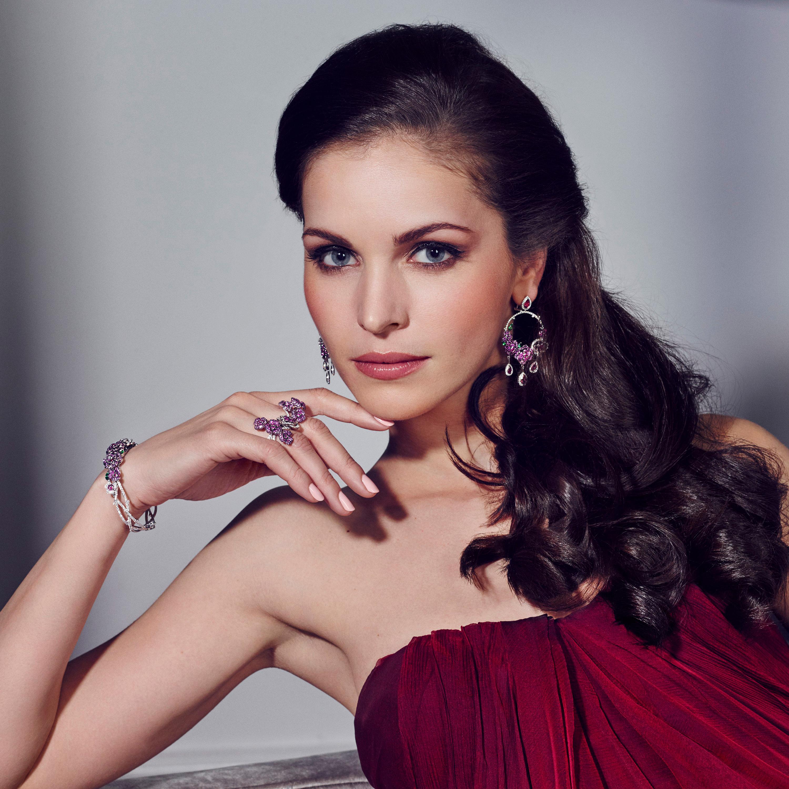 Romantico Orecchini in oro bianco 18 carati, diamanti, zaffiro rosa, rubino e tsavorite in vendita