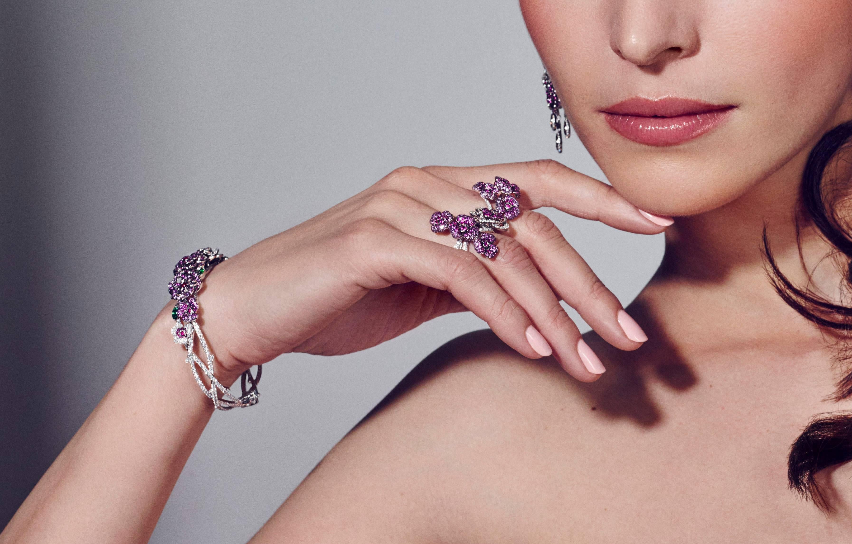 Bracciale con fiori in oro bianco 18 carati, diamanti, zaffiro rosa, rubino e tsavorite In condizioni Nuovo in vendita a Mayfair, London, GB