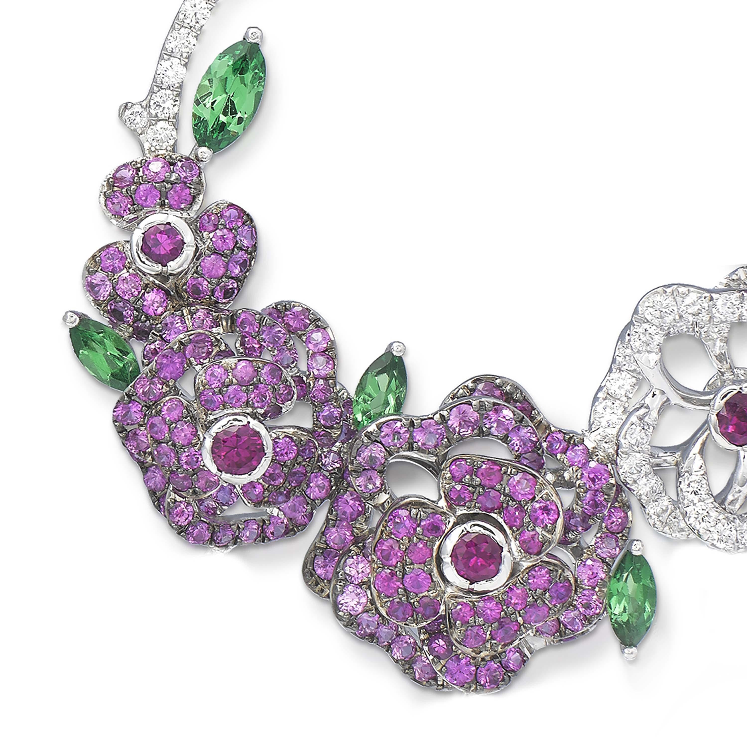 Ohrringe und Armband aus 18 Karat Weißgold mit Diamanten, rosa Saphiren und Rubinen (Zeitgenössisch) im Angebot
