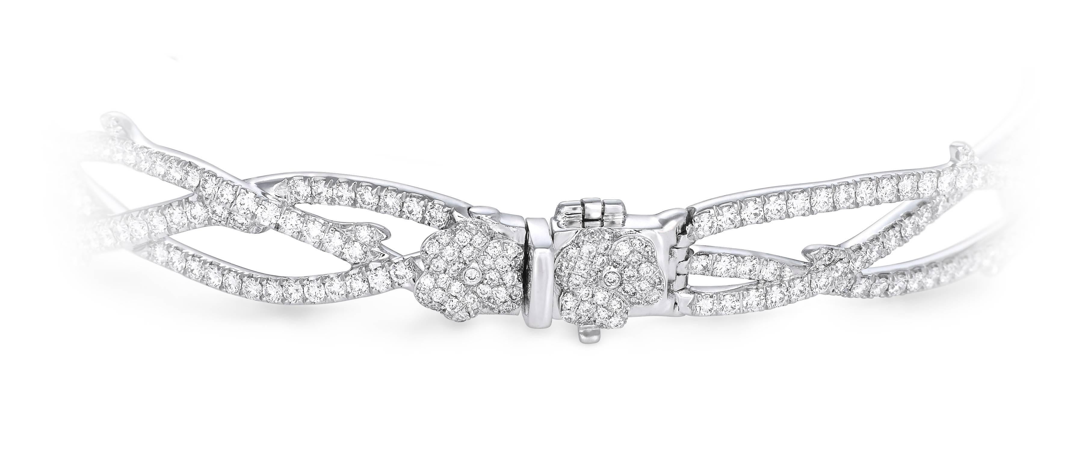 Boucles d'oreilles et bracelet en or blanc 18 carats, diamants, saphirs roses et rubis Unisexe en vente
